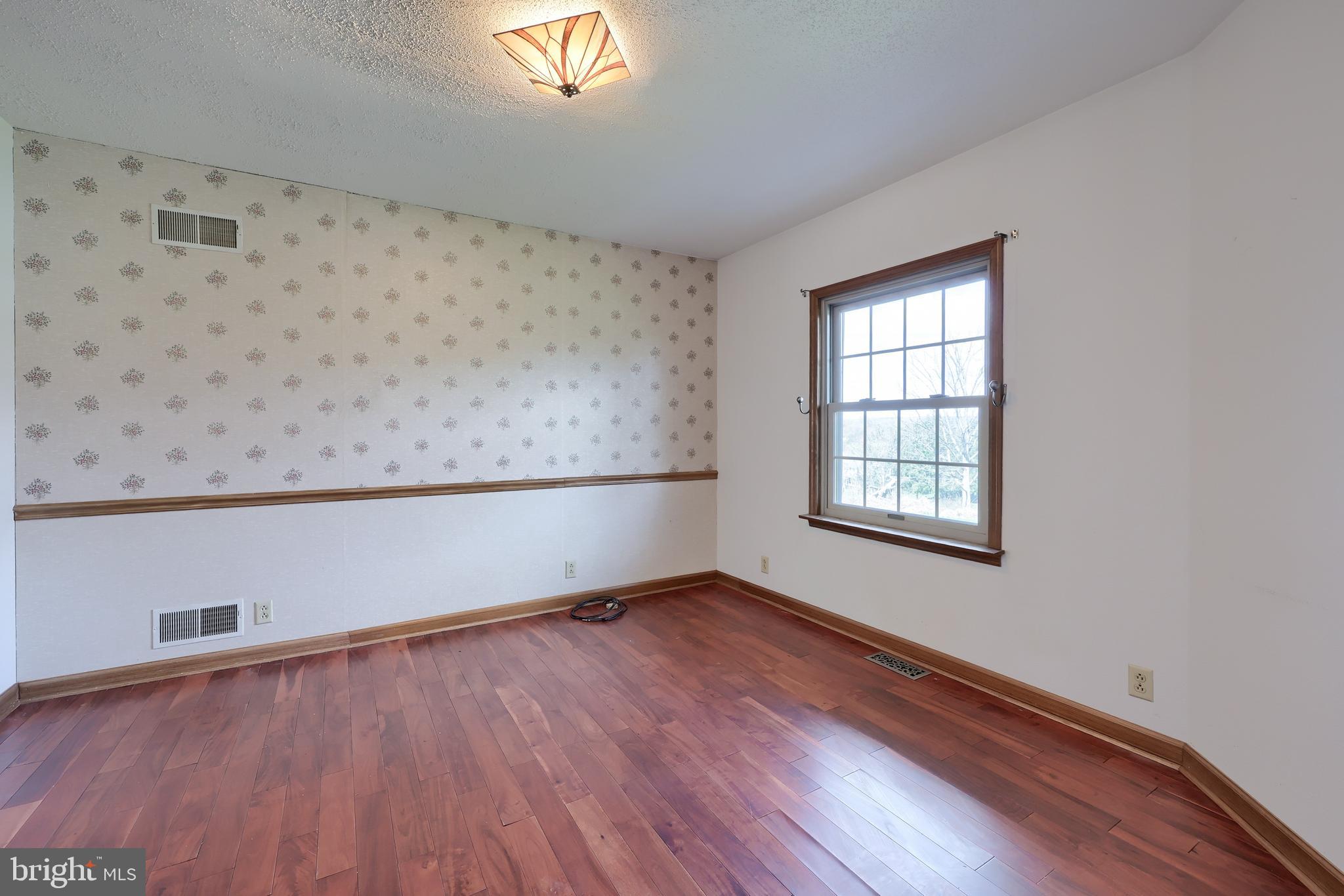COUNTRY  SETTING - Residential