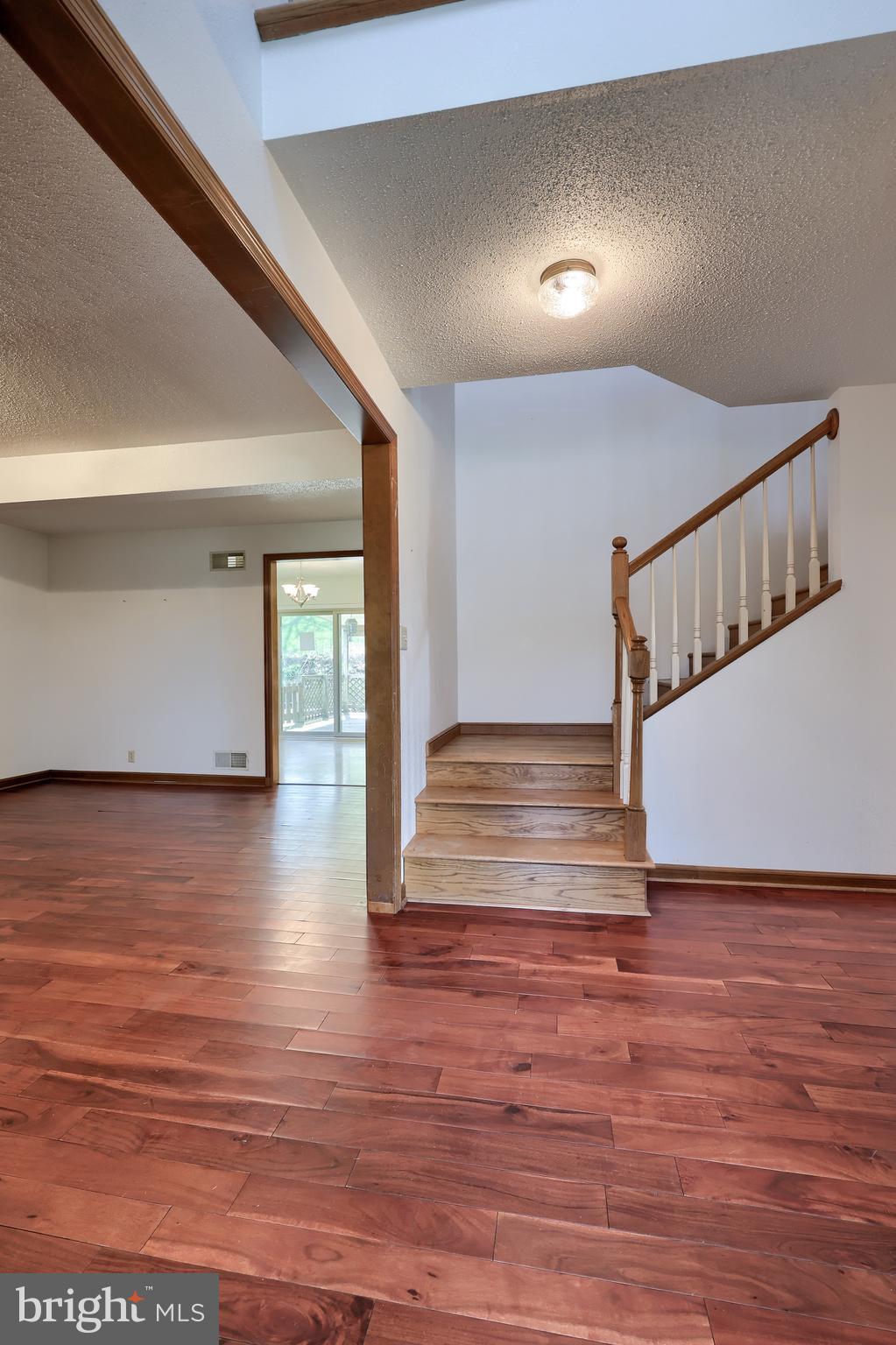 COUNTRY  SETTING - Residential