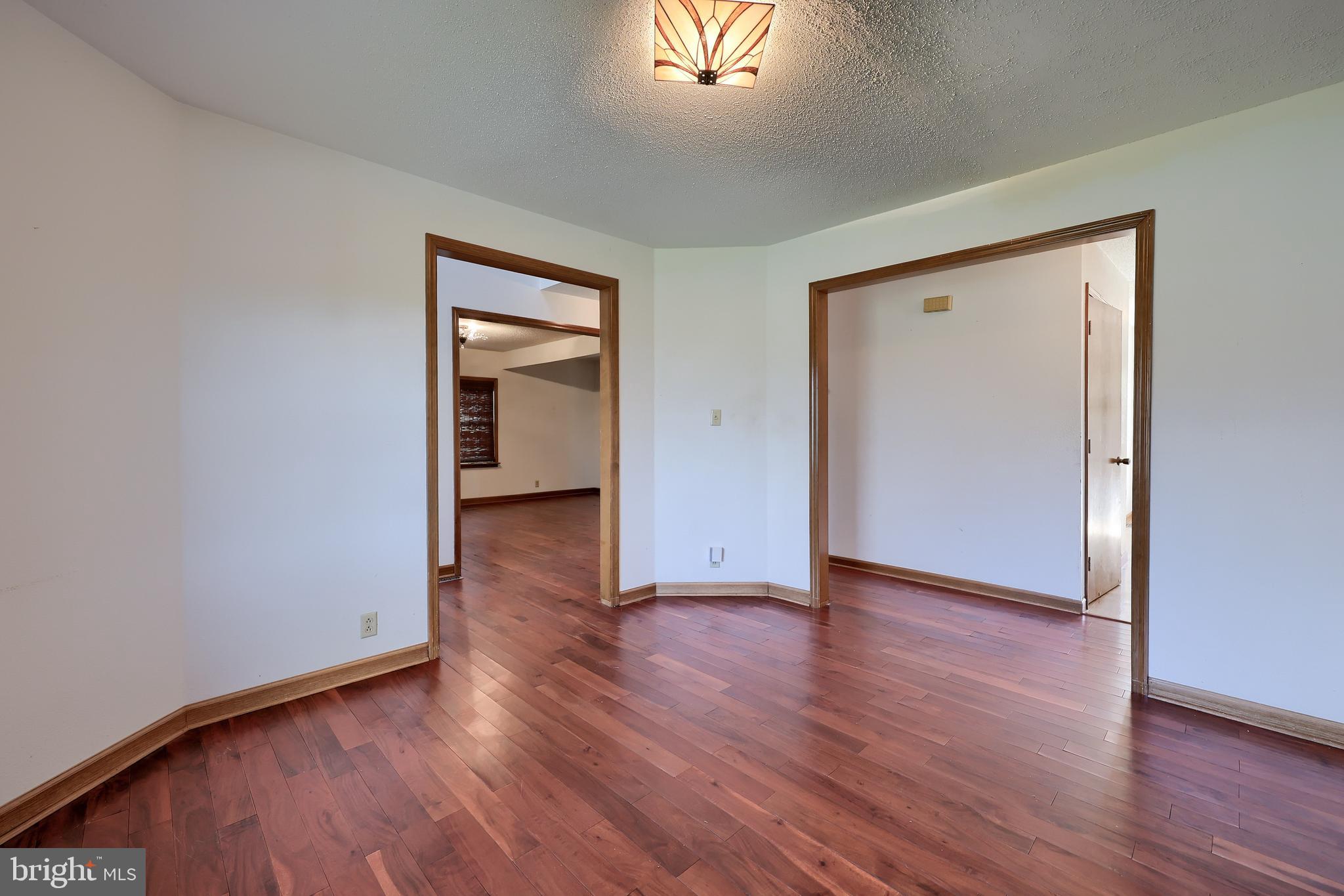 COUNTRY  SETTING - Residential