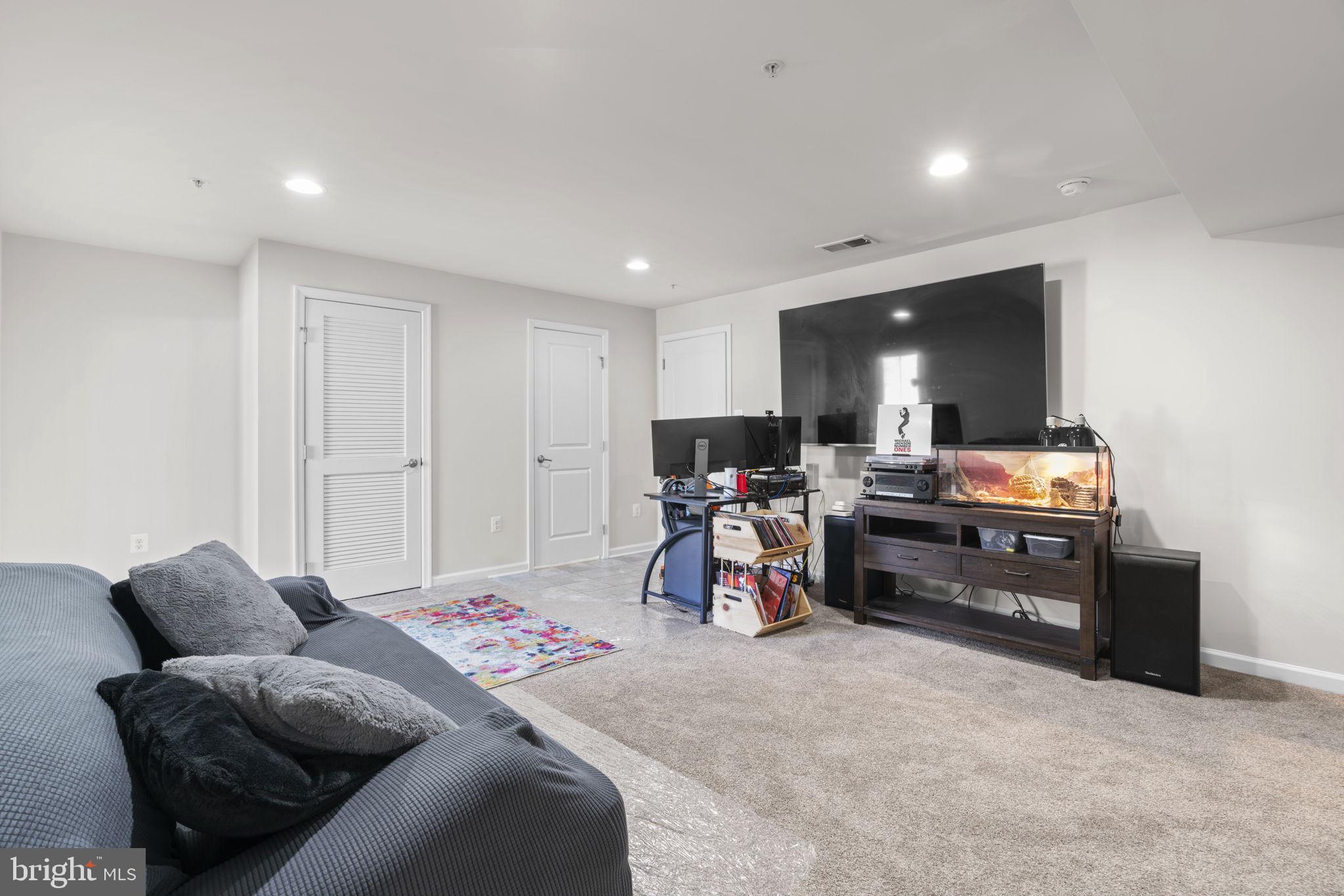 CREEKSIDE VILLAGE - Residential