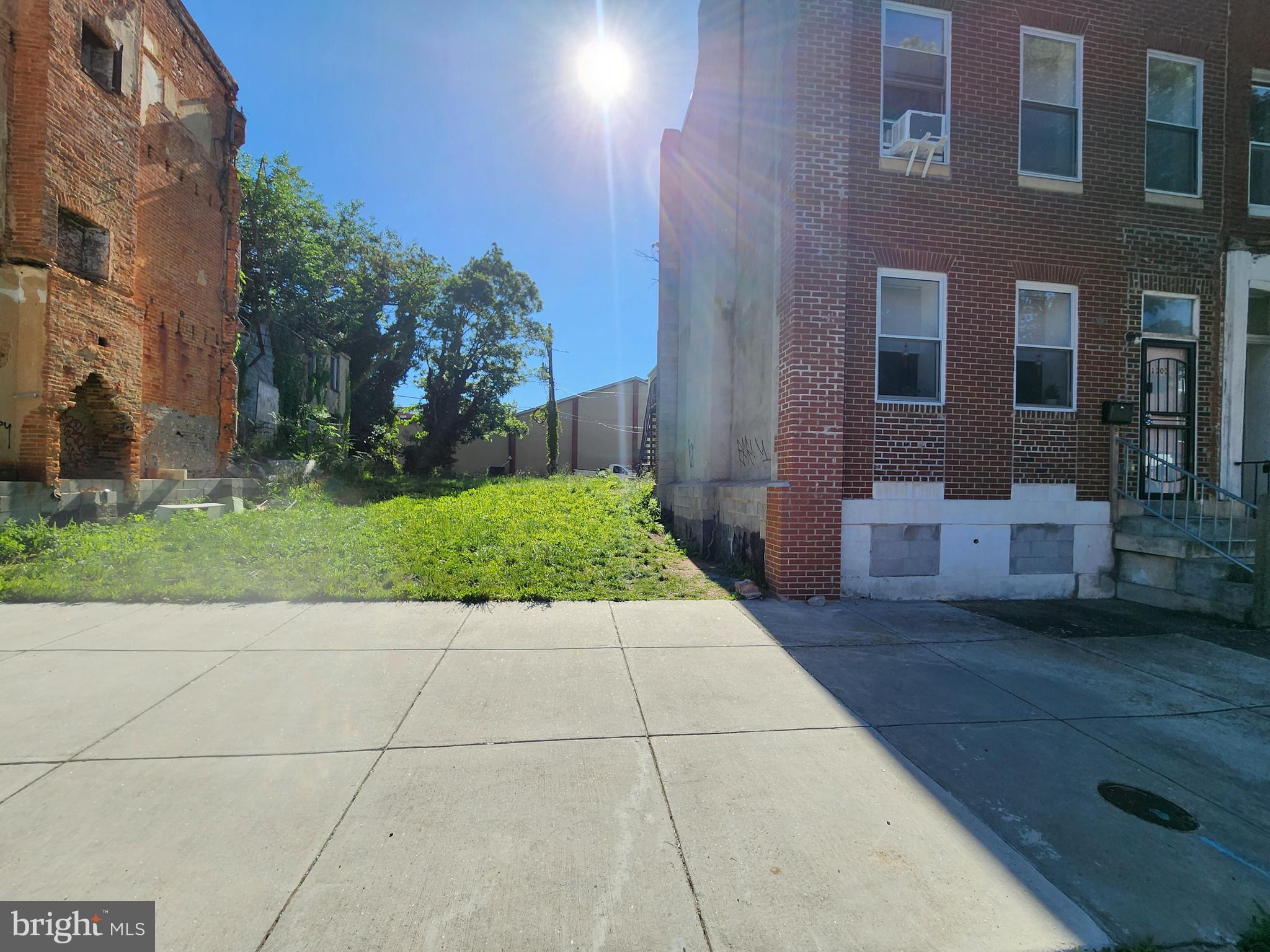 Main image without alt text