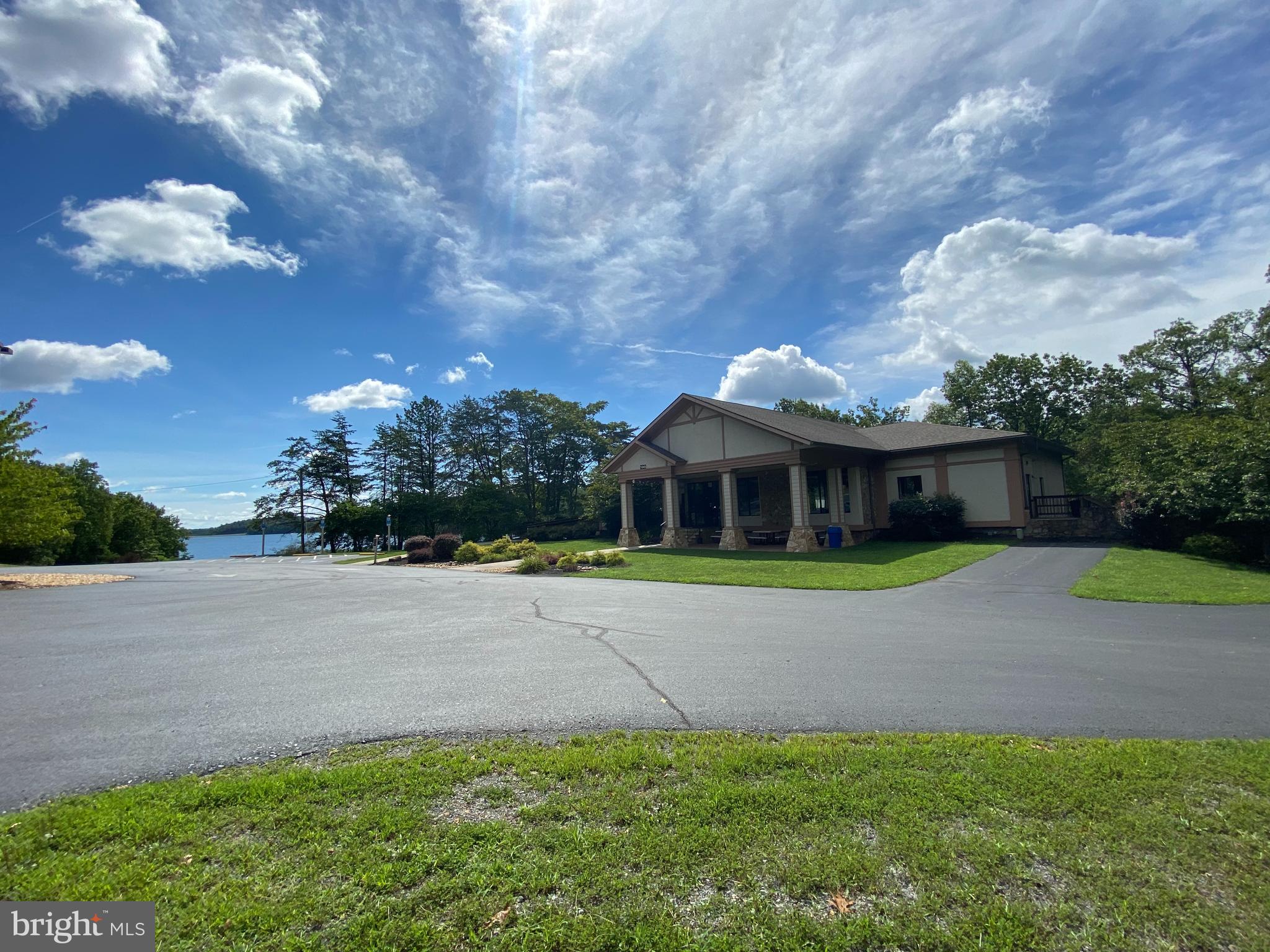 LAKE HOLIDAY ESTATES - Land