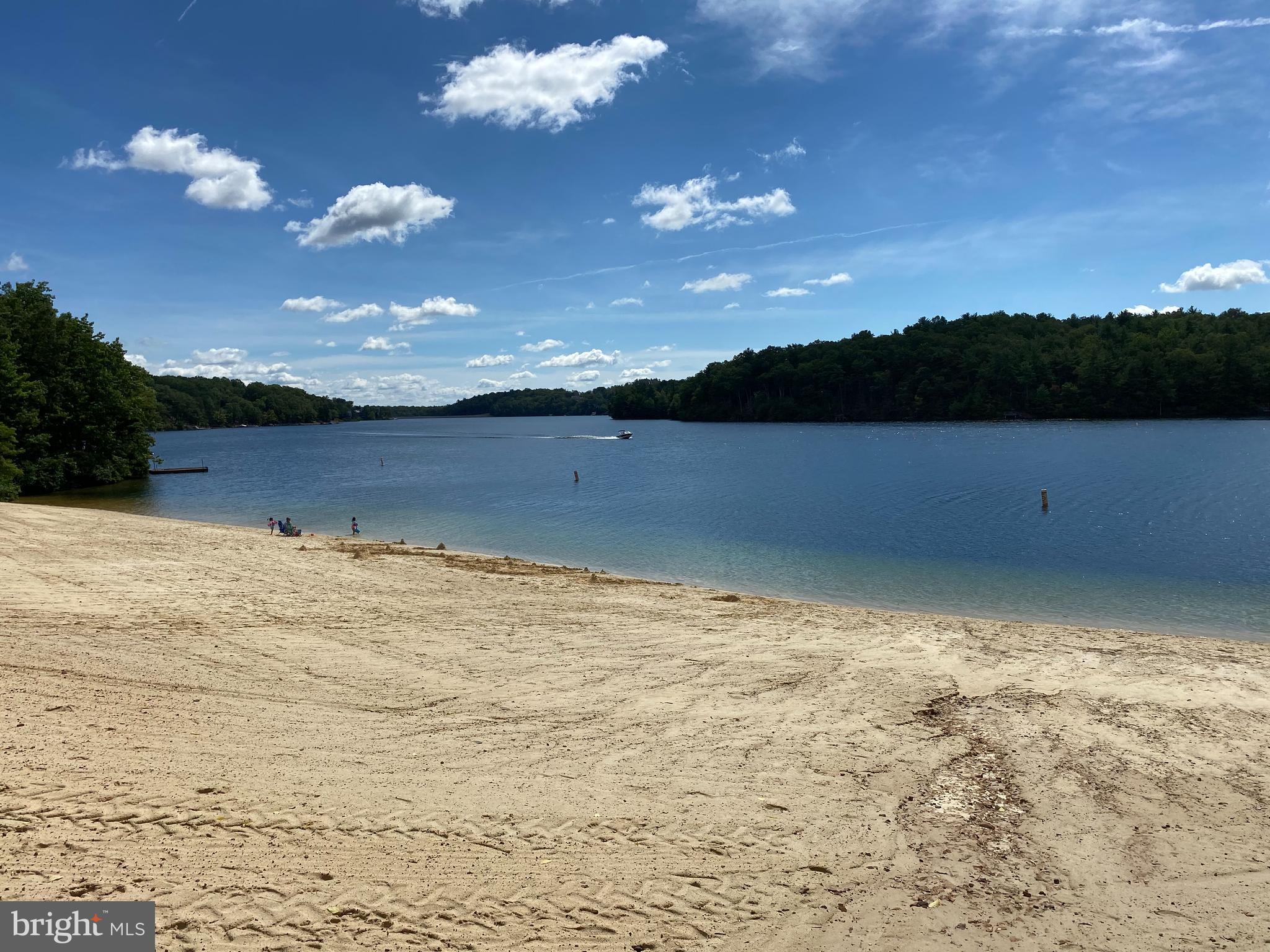 LAKE HOLIDAY ESTATES - Land