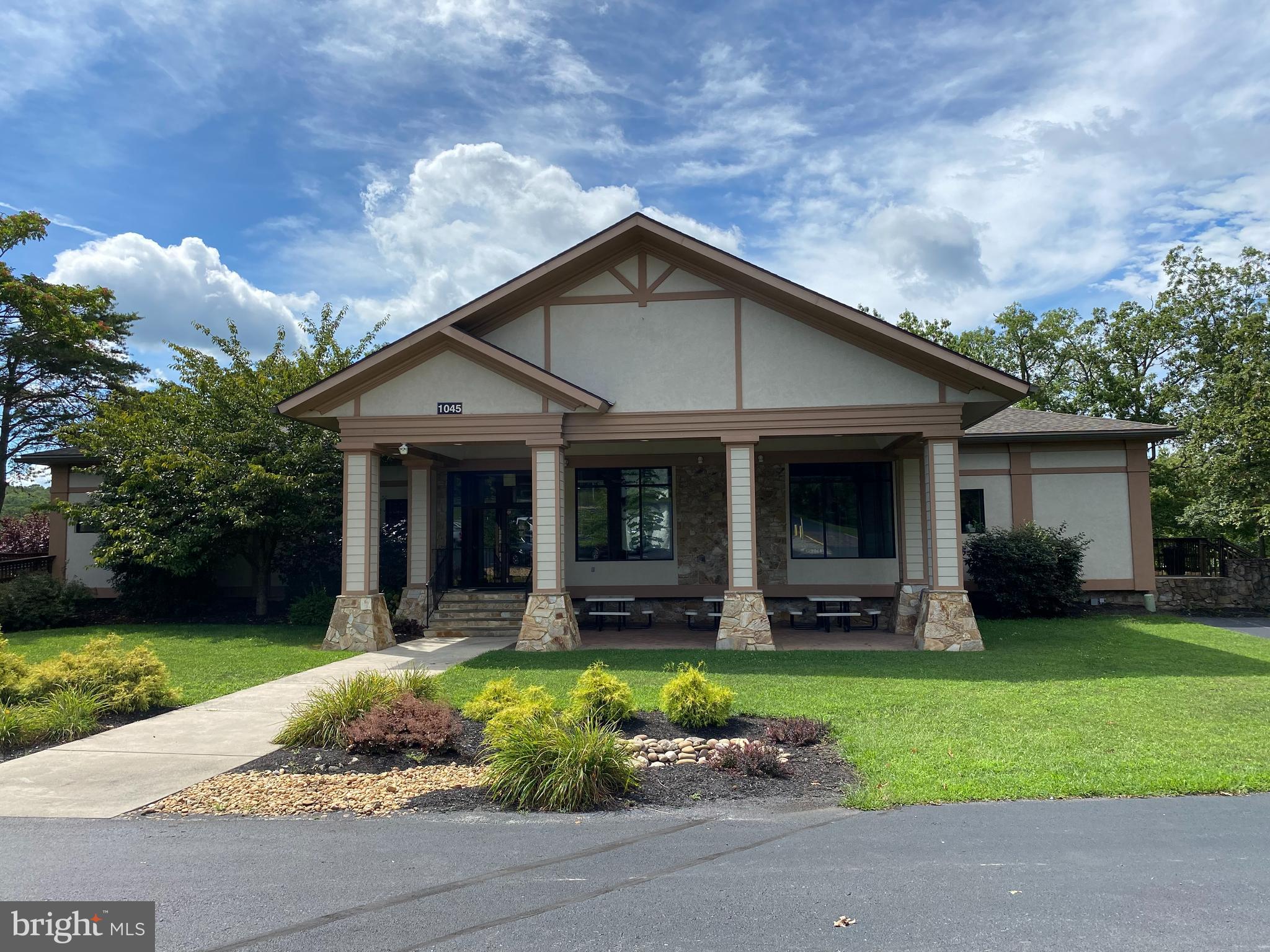 LAKE HOLIDAY ESTATES - Land