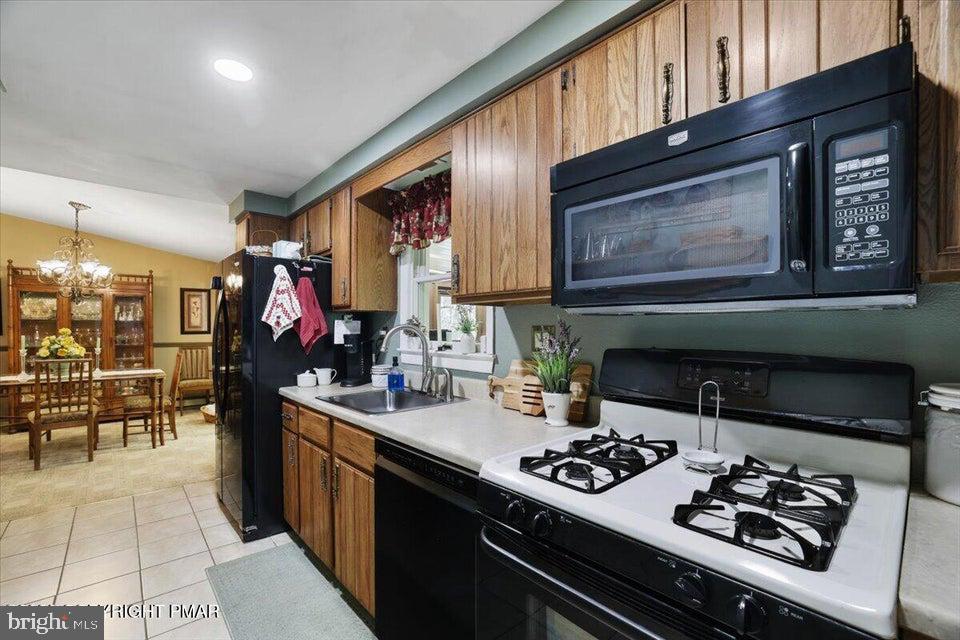 ARROWHEAD  LAKES - Residential