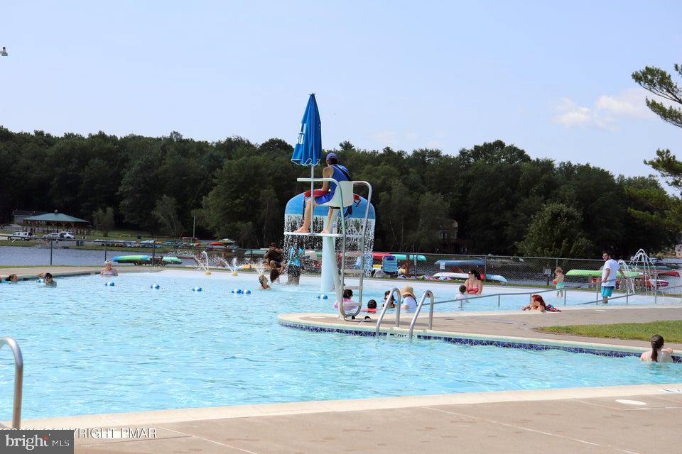 ARROWHEAD  LAKES - Residential