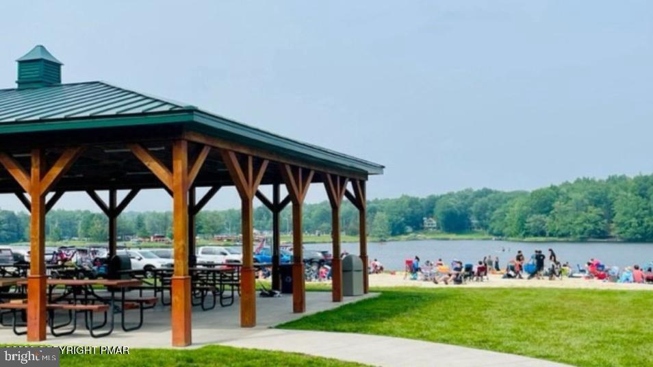 ARROWHEAD  LAKES - Residential