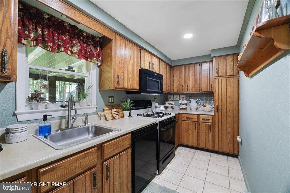 ARROWHEAD  LAKES - Residential