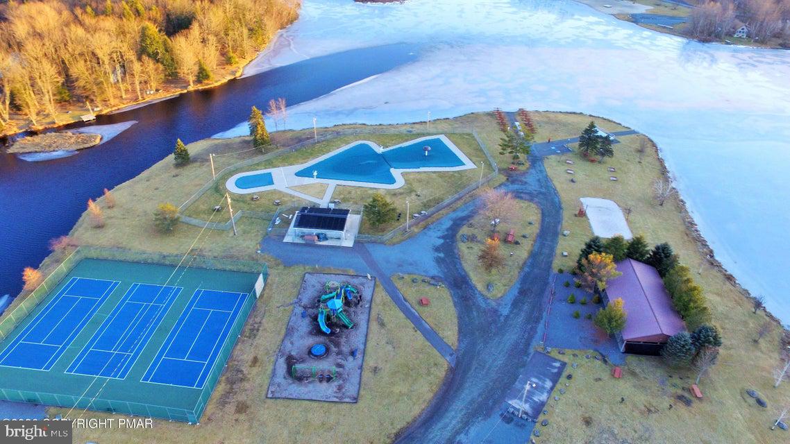 ARROWHEAD  LAKES - Residential