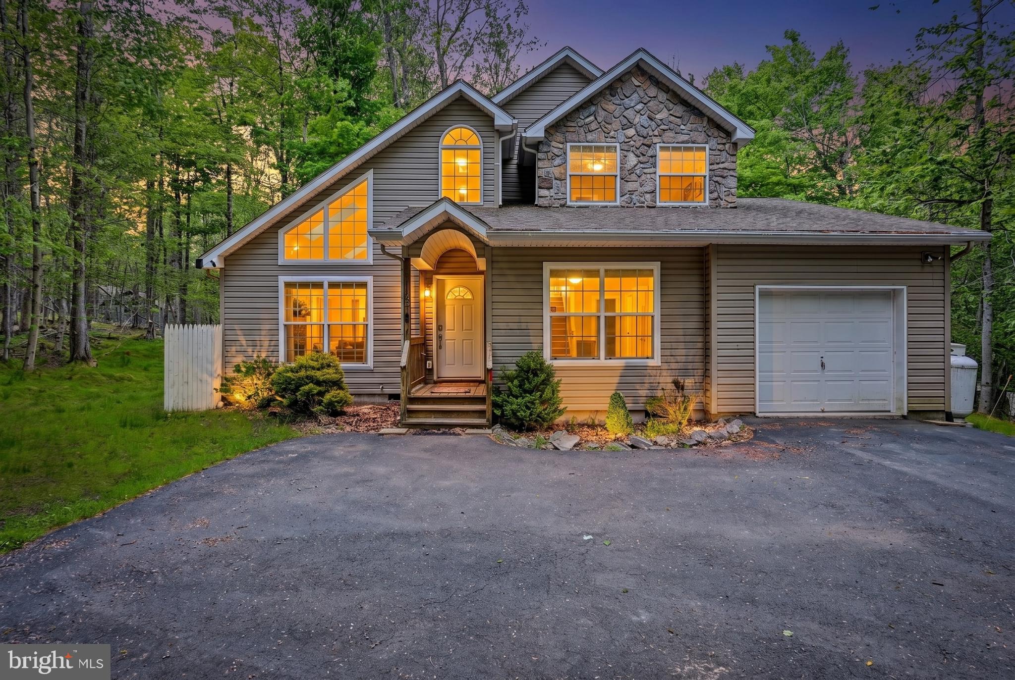 ARROWHEAD LAKES - Residential
