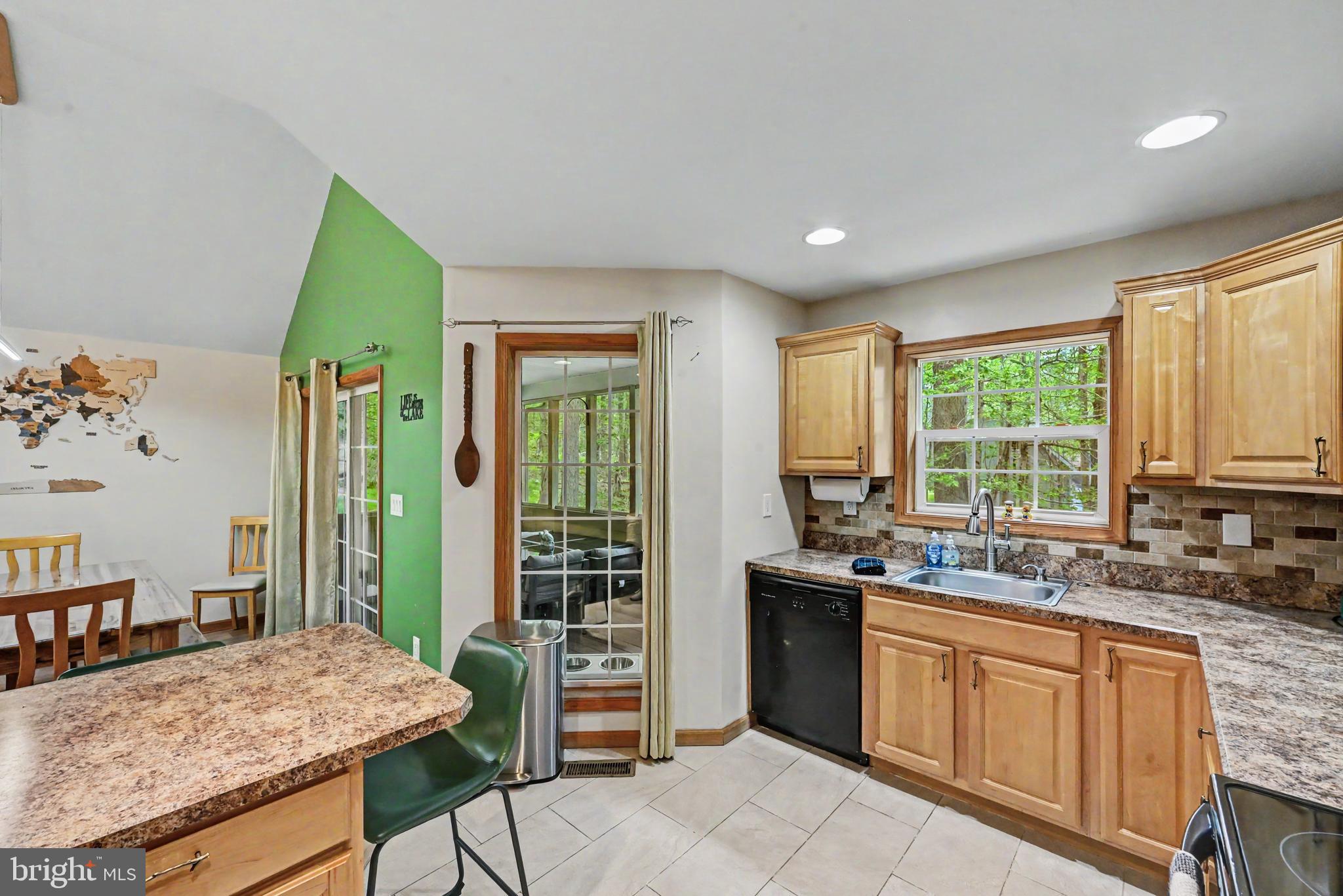ARROWHEAD LAKES - Residential