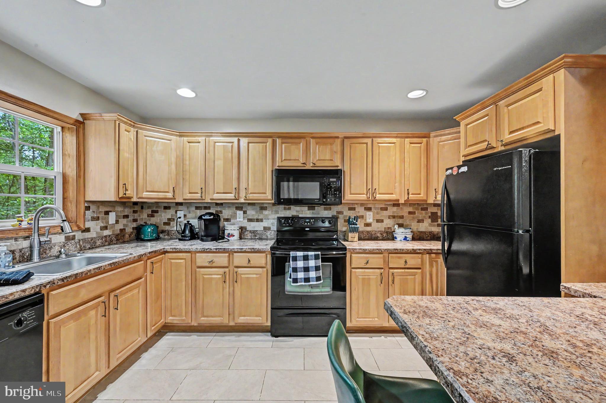 ARROWHEAD LAKES - Residential