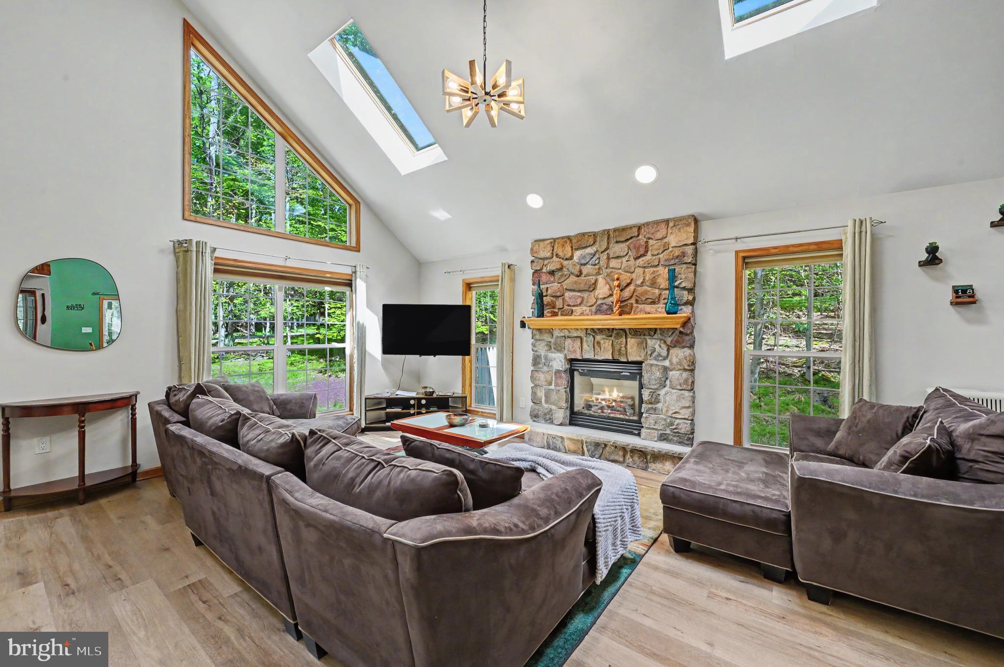 ARROWHEAD LAKES - Residential
