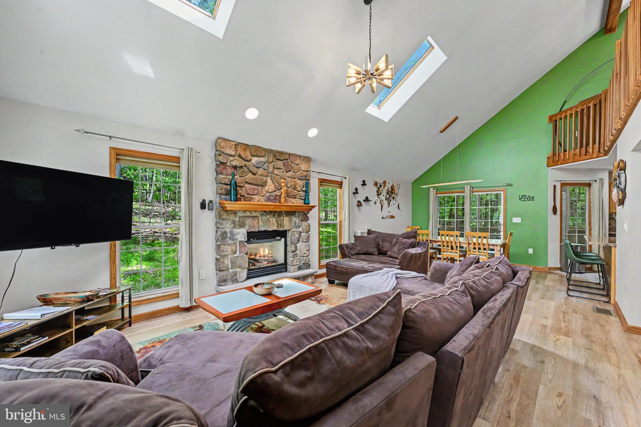 ARROWHEAD LAKES - Residential