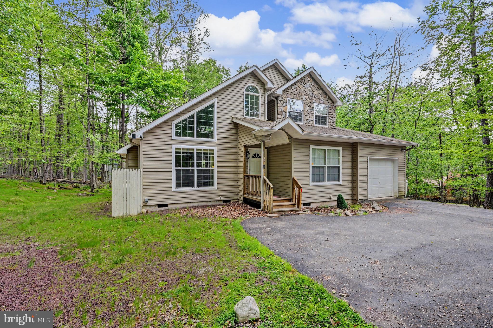 ARROWHEAD LAKES - Residential