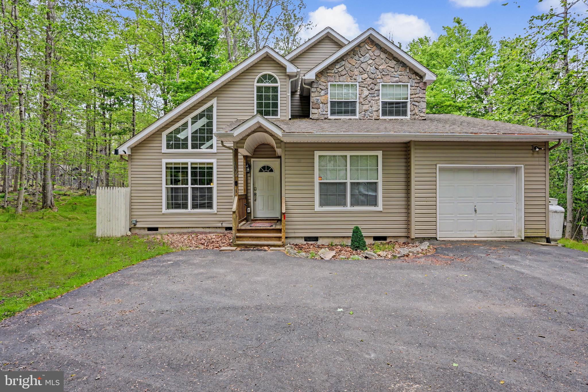 ARROWHEAD LAKES - Residential