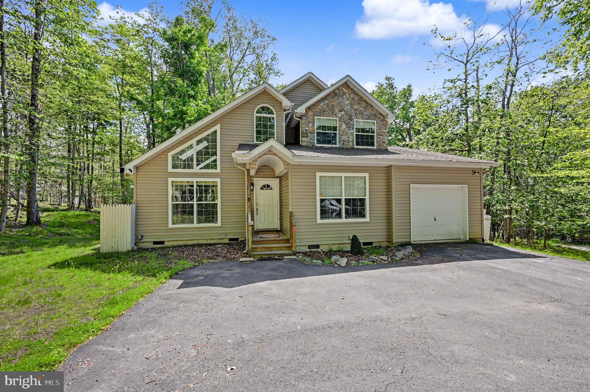 ARROWHEAD LAKES - Residential