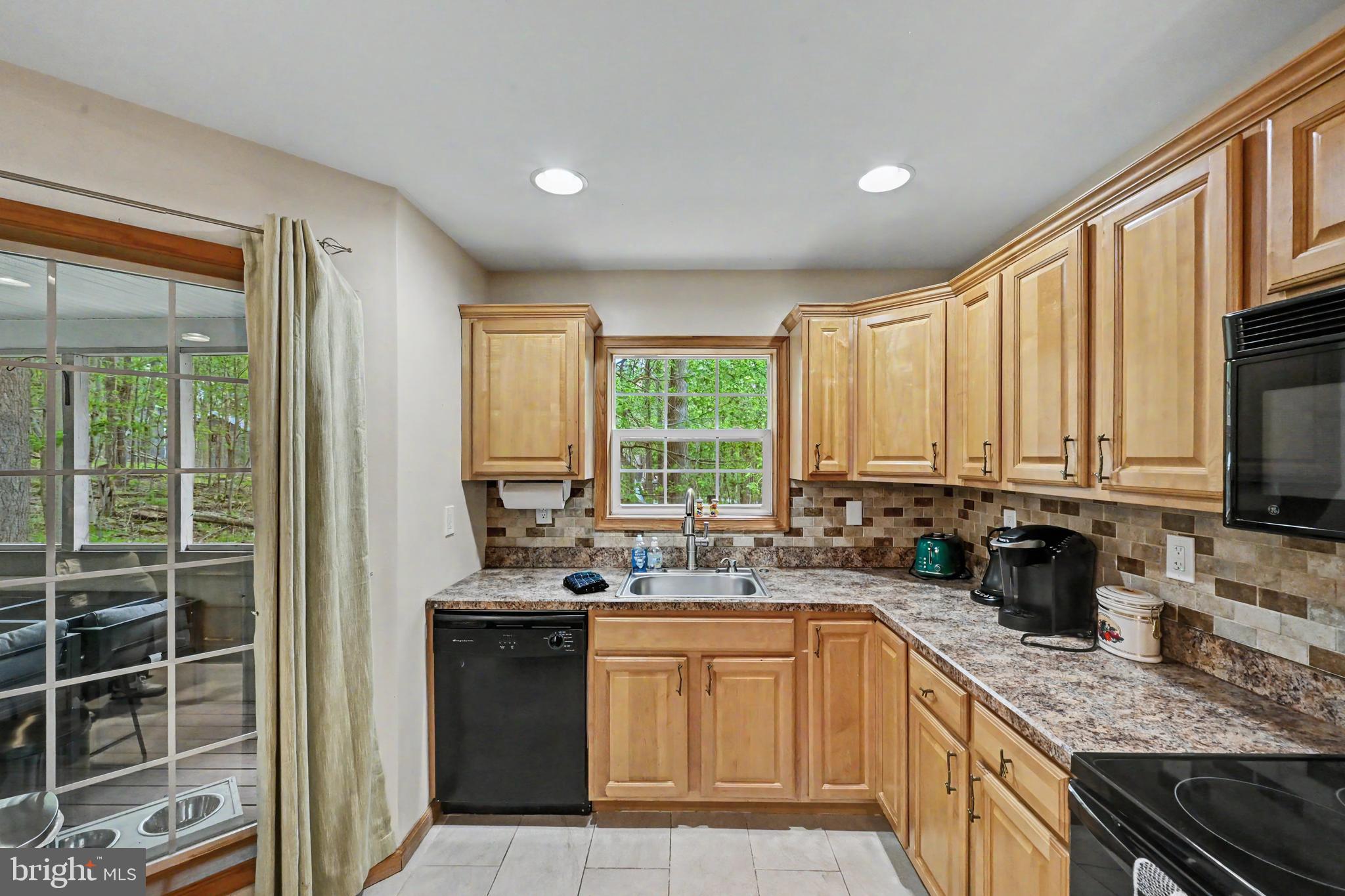 ARROWHEAD LAKES - Residential