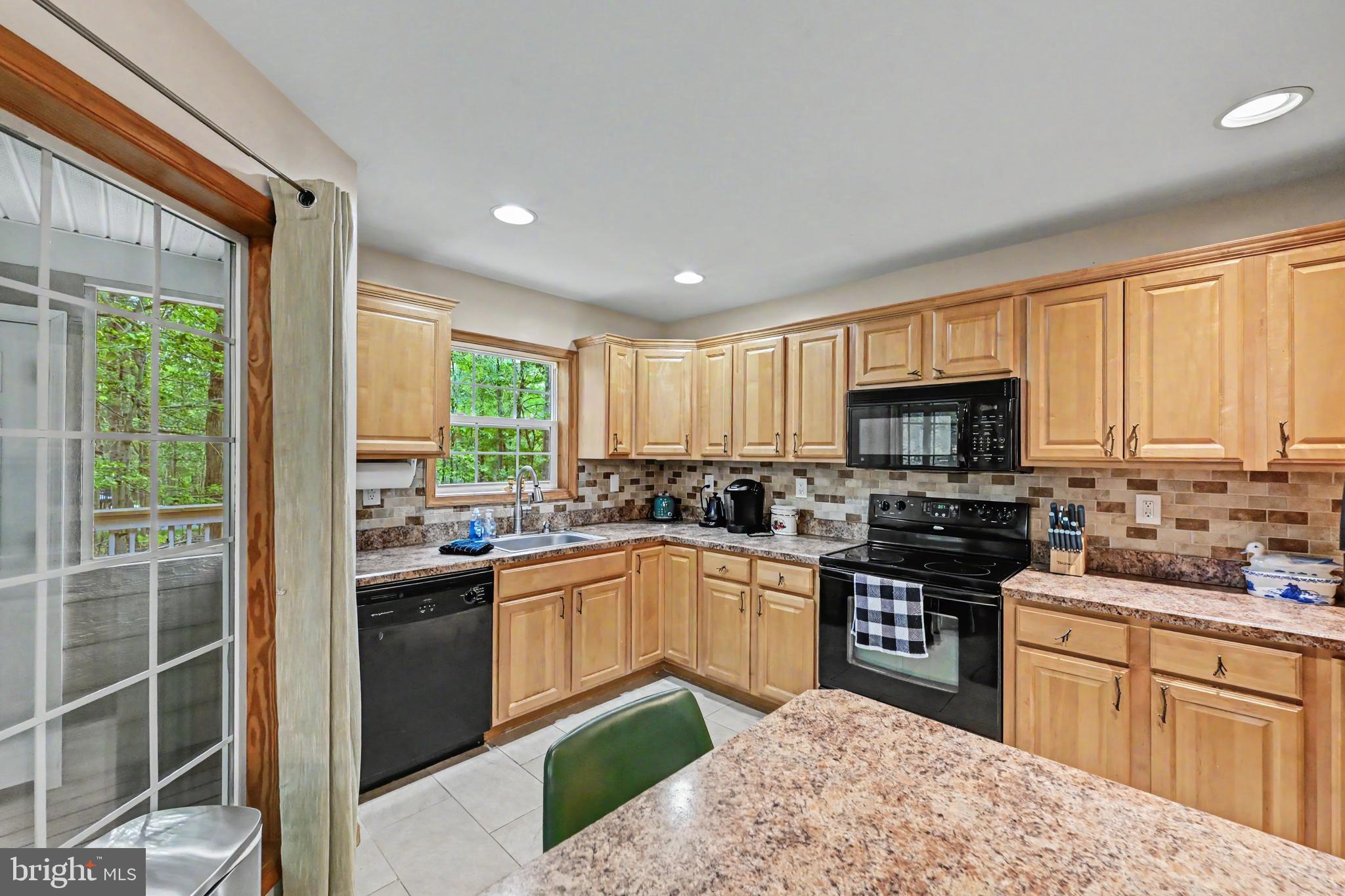 ARROWHEAD LAKES - Residential