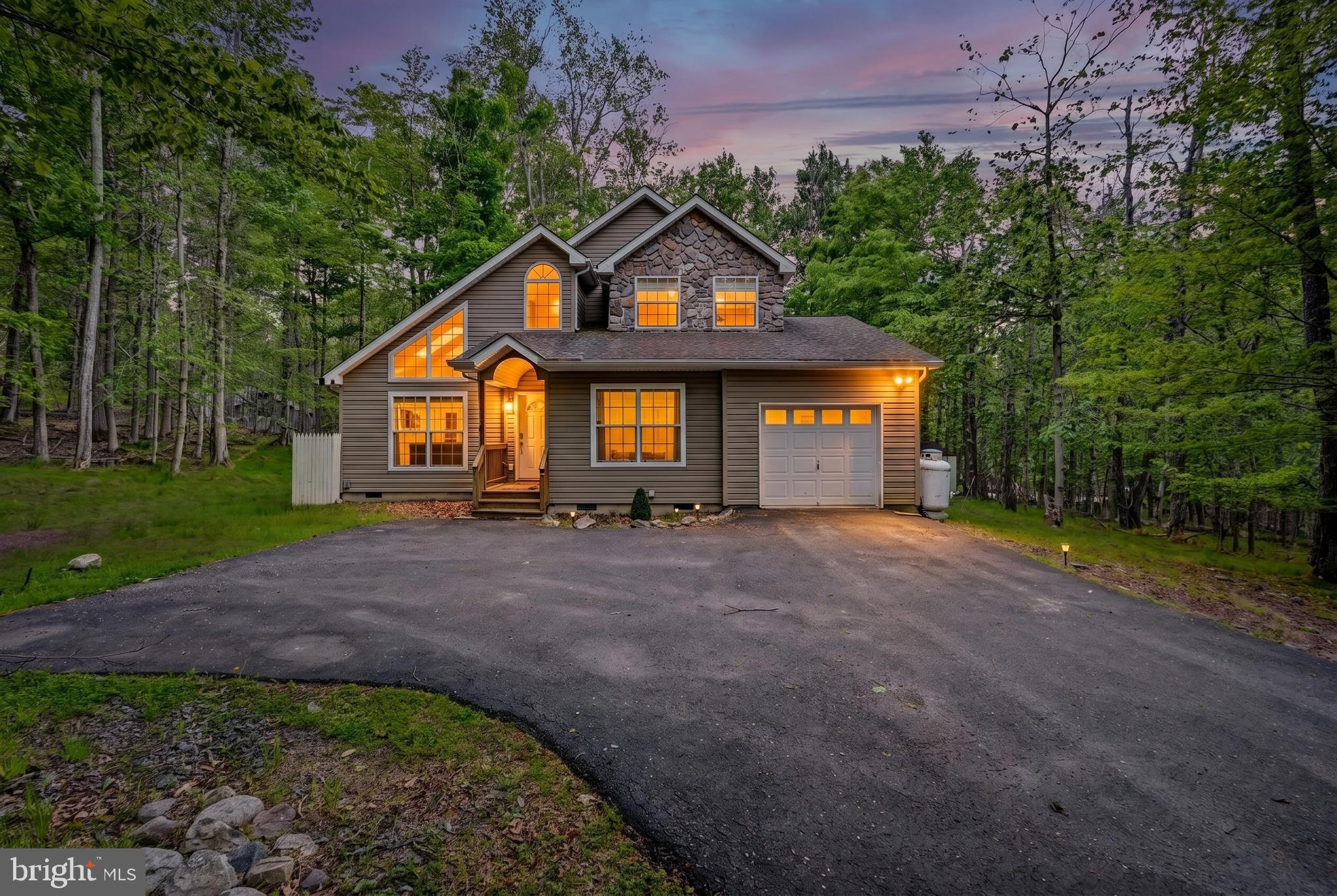 ARROWHEAD LAKES - Residential