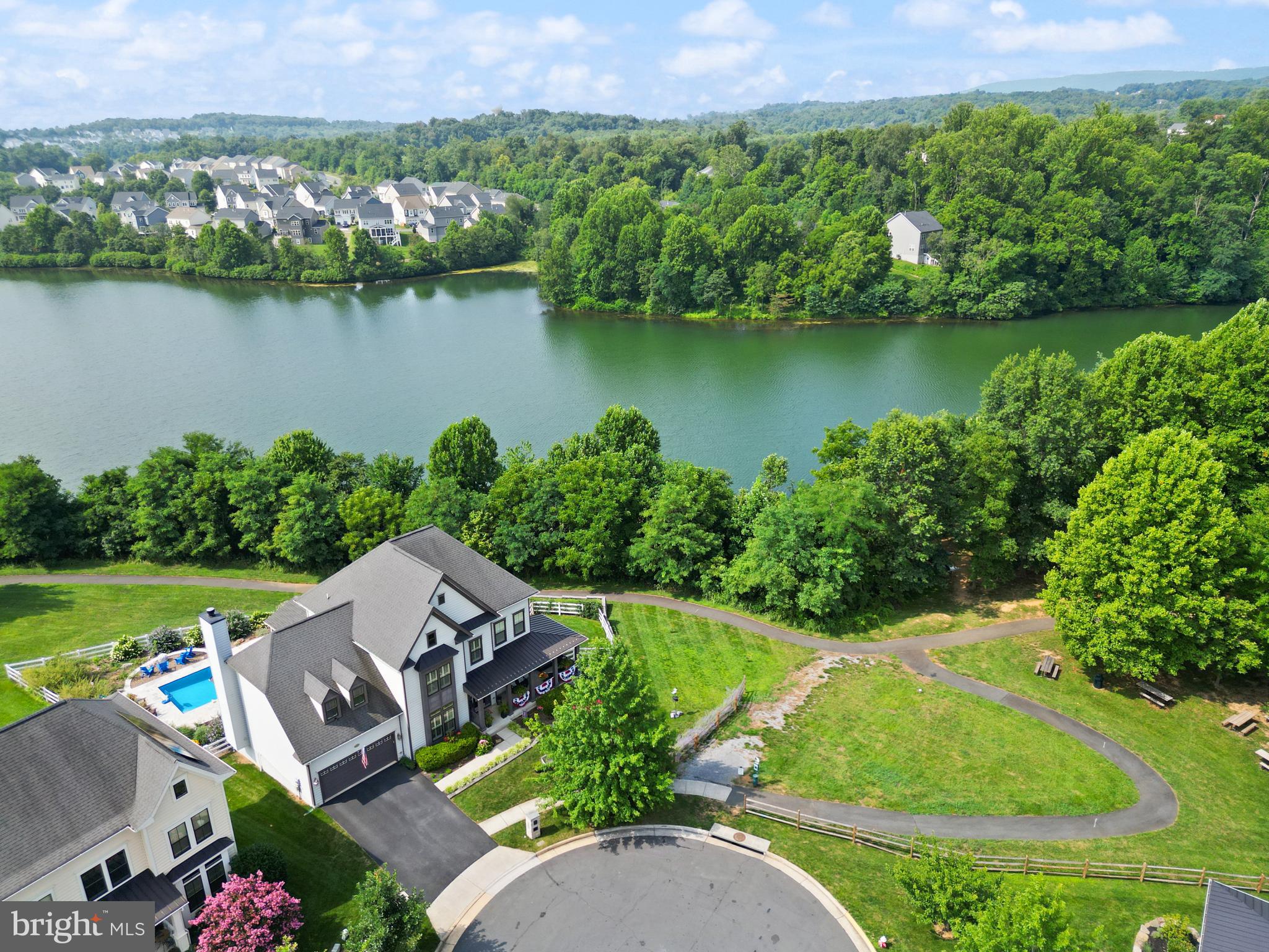 ROUND HILL - Residential