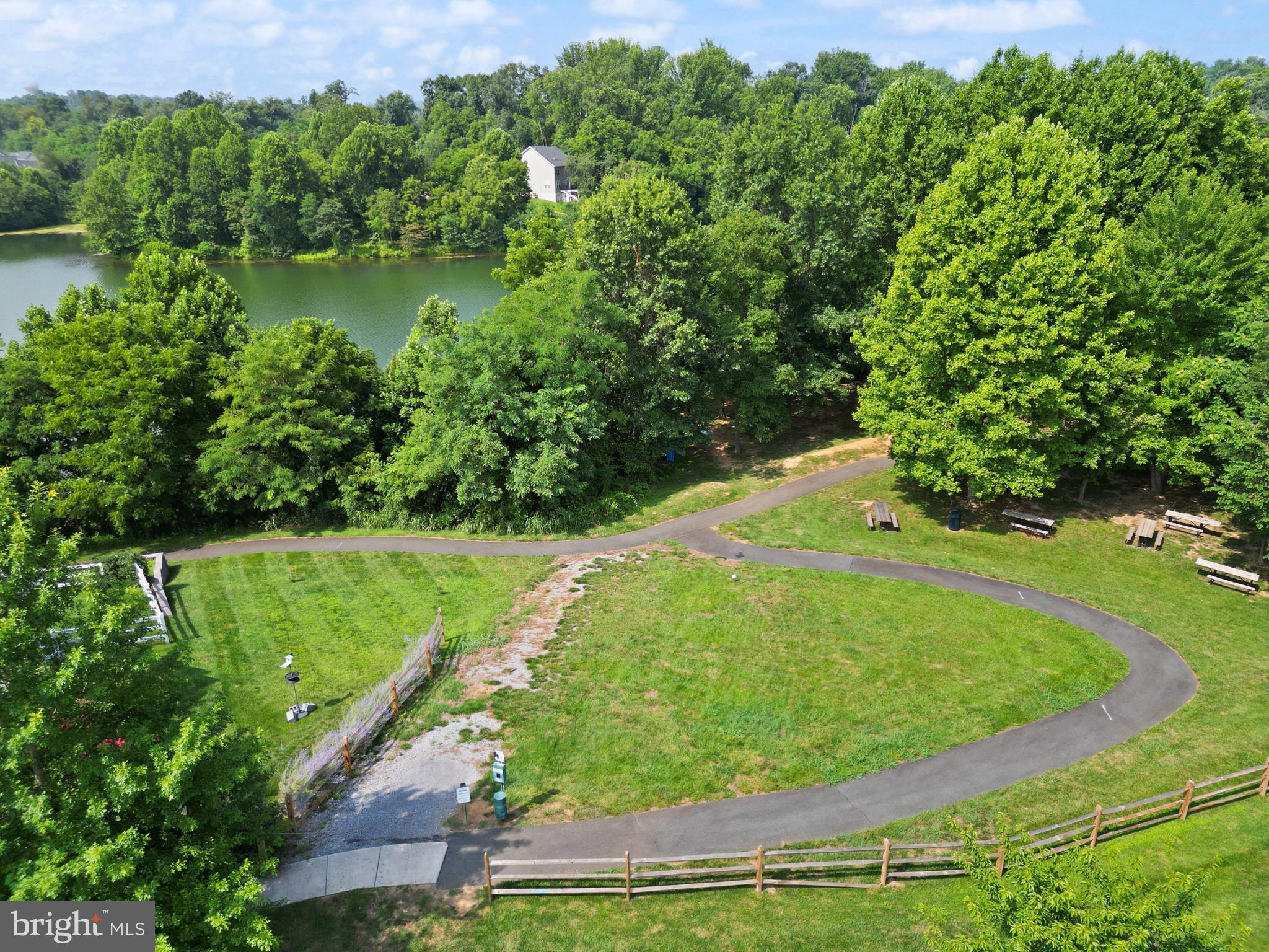 ROUND HILL - Residential