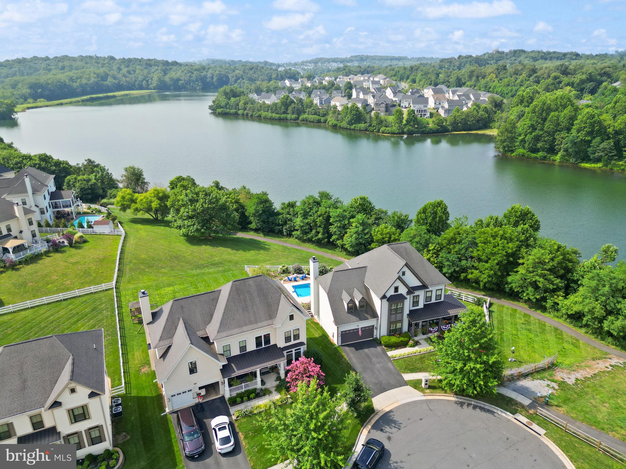 ROUND HILL - Residential