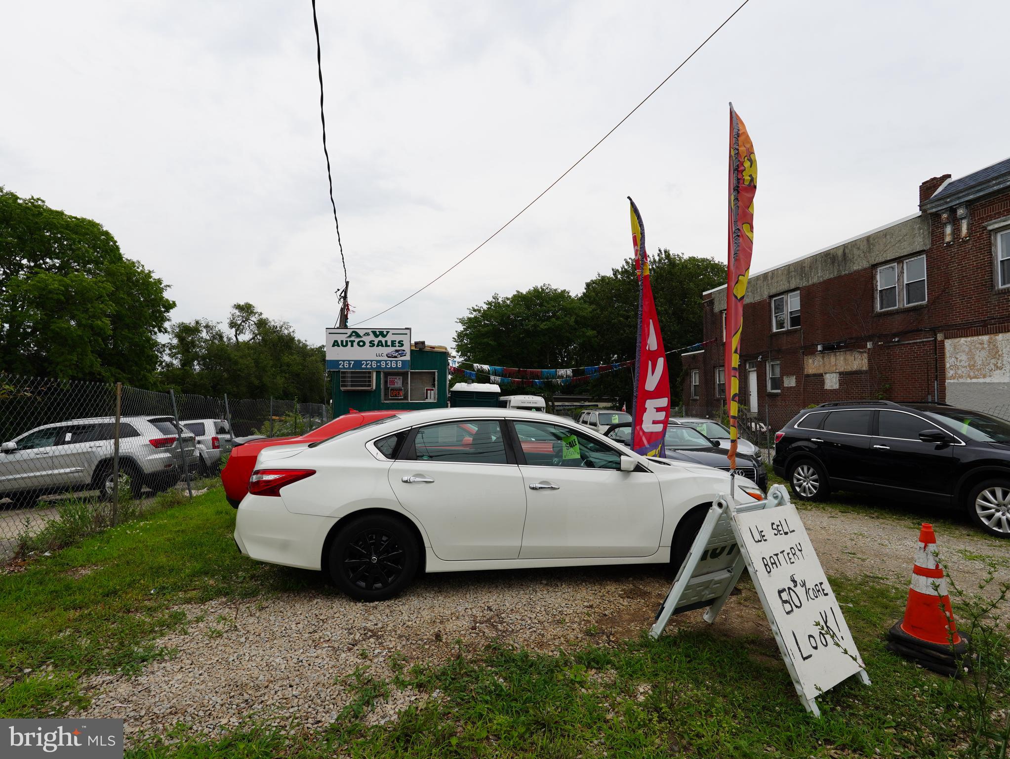Main image without alt text