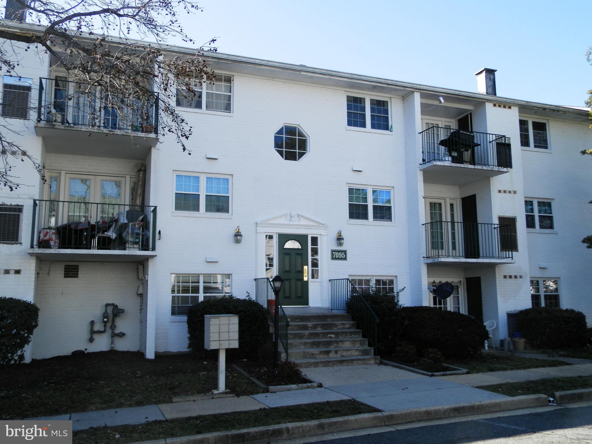 GORGEOUS NEWLY RENOVATED HOME INCLUDES; GOURMET KITCHEN WITH UPSCALE SS APPLIANCES. EXCITING NEW OPEN FLR  PLAN, GRANITE COUNTERS W 10 FT BREAKFAST BAR, NEW CABINETS & FLOORING THRU-OUT. UPDATED BATH, UPDATED VINYL WINDOWS. HVAC UNIT 3 YEARS YOUNG. FRESHLY PAINTED THROUGHOUT. CONDO FEE INCLUDES NATURAL GAS , WATER  & MORE. GREAT LOCATION NEAR TO EVERYTHING.