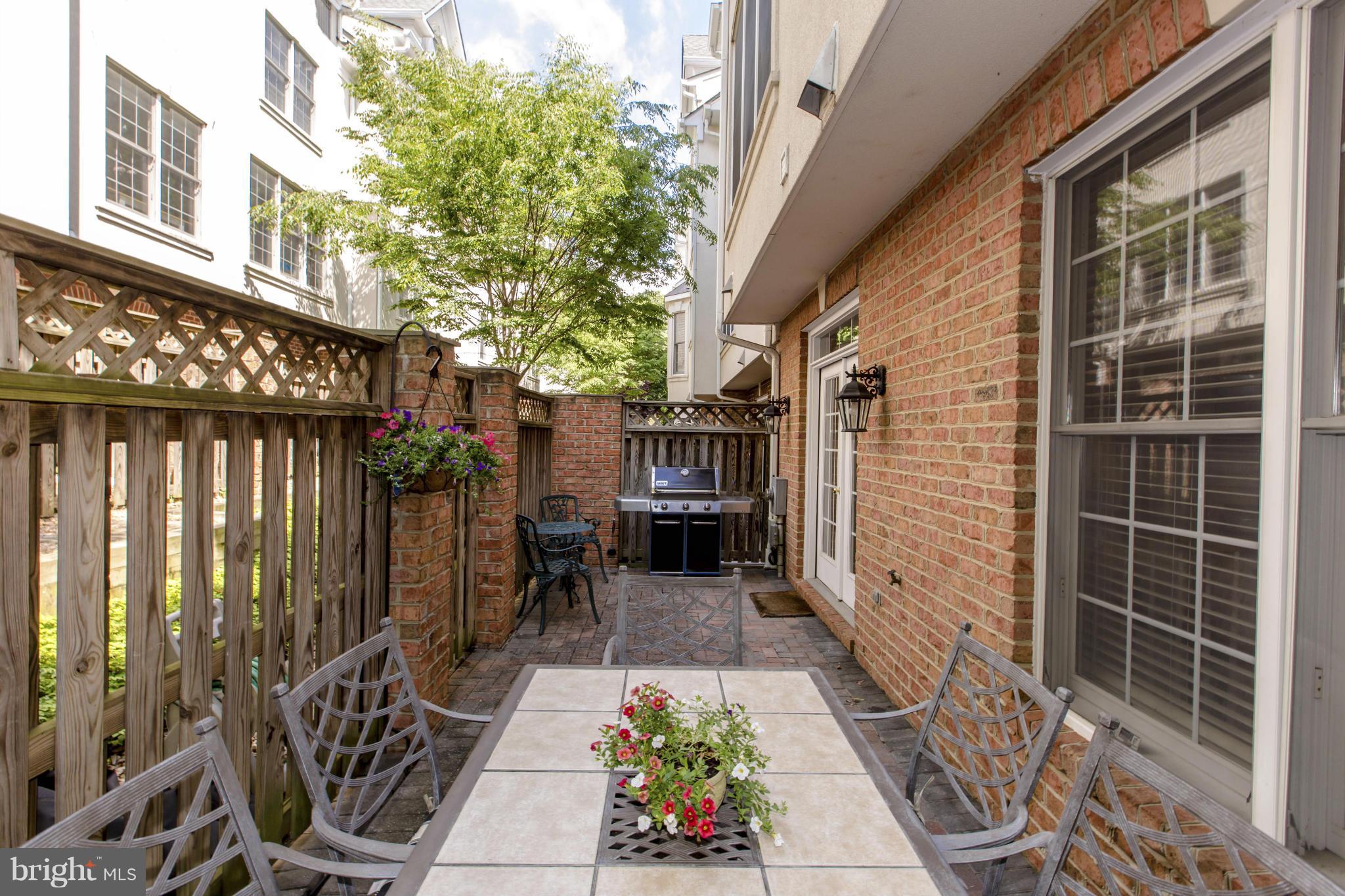 MCLEAN CREST - Residential