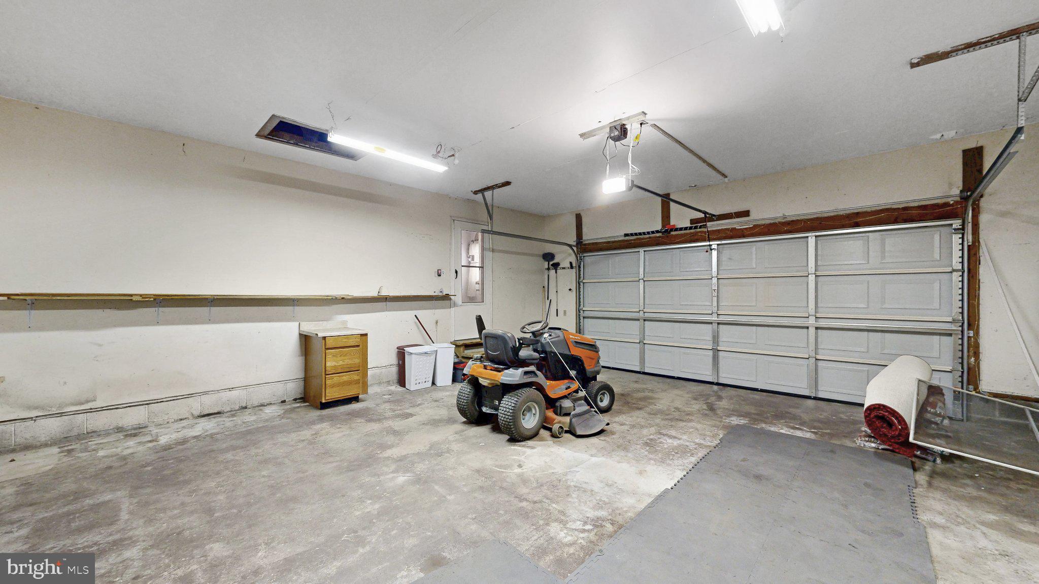 ANDREWS LAKE ESTS - Residential