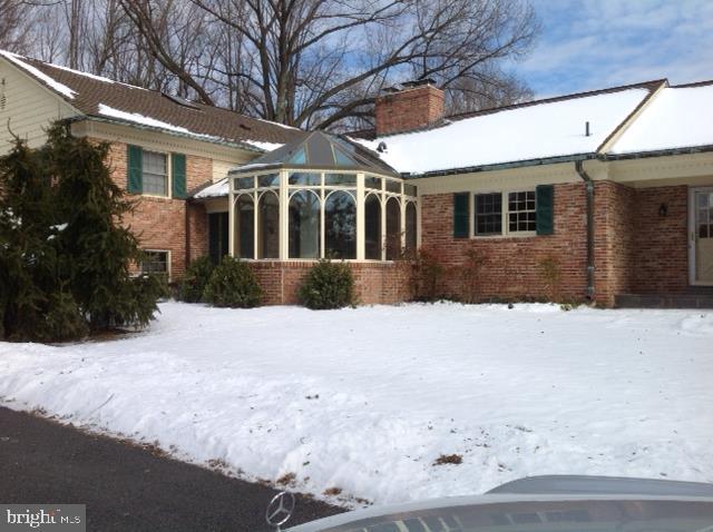 Fantastic and spacious split level home, located in Bradley Farms, a very prestigious community. Comfortable living space in a private setting. Perfect for entertaining. Property also offered for sale. Move-in condition.