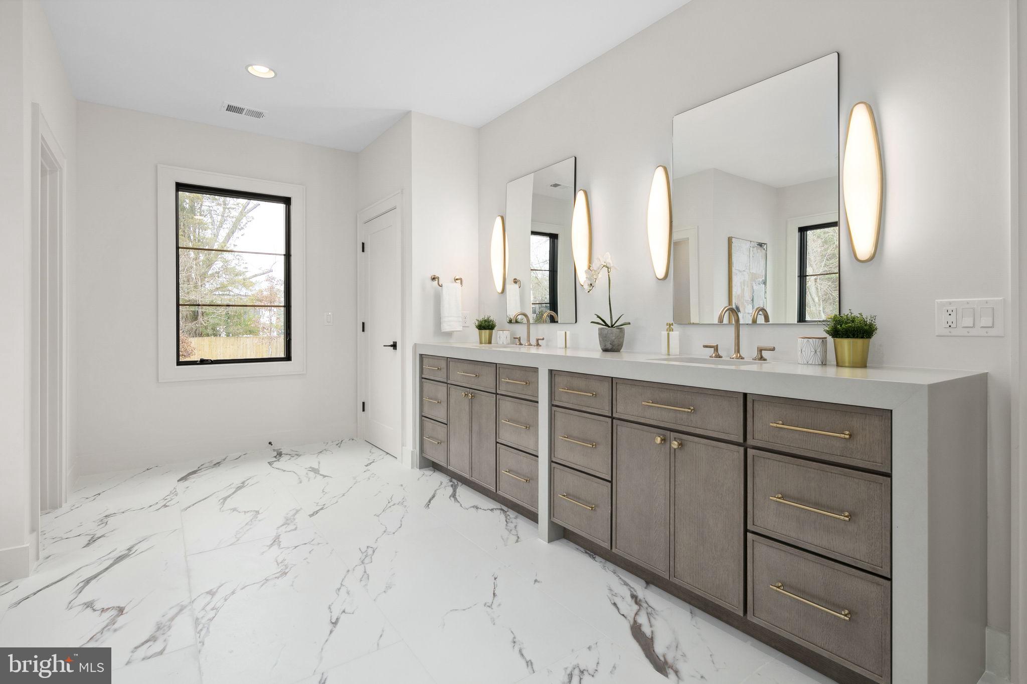 LANGLEY MANOR - Residential