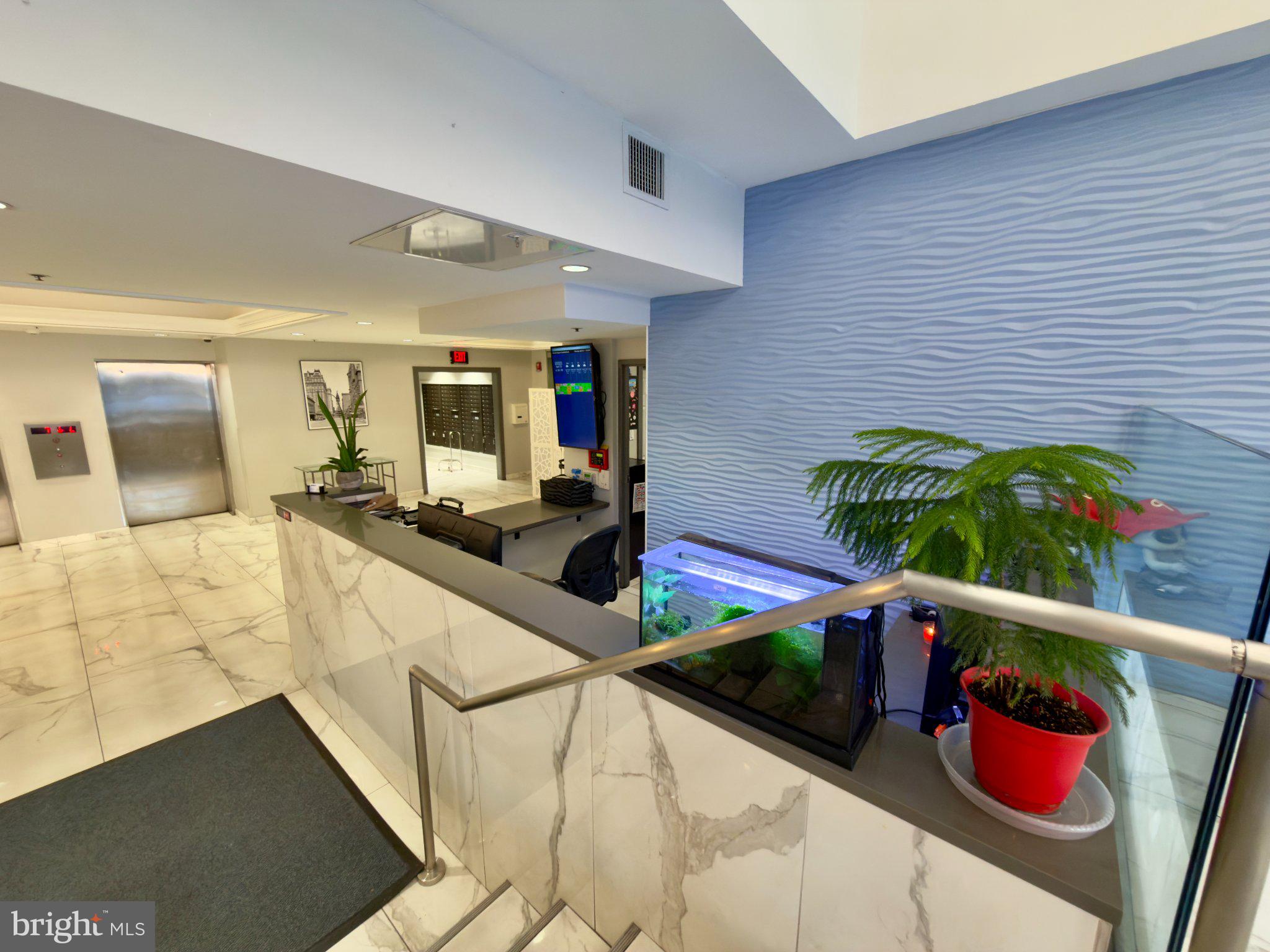 QUEEN VILLAGE - Residential