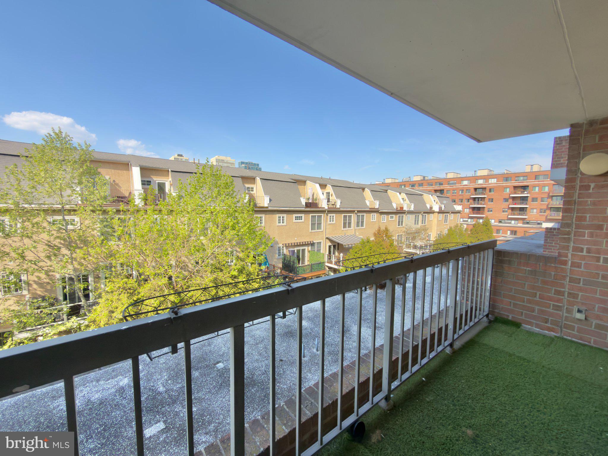 QUEEN VILLAGE - Residential