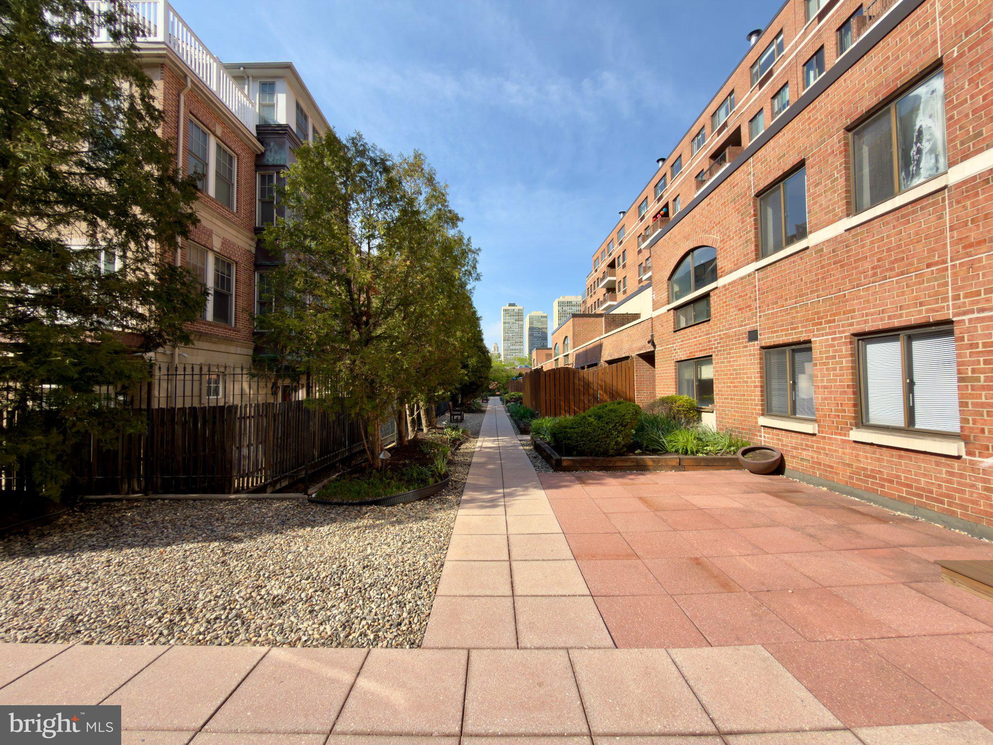 QUEEN VILLAGE - Residential