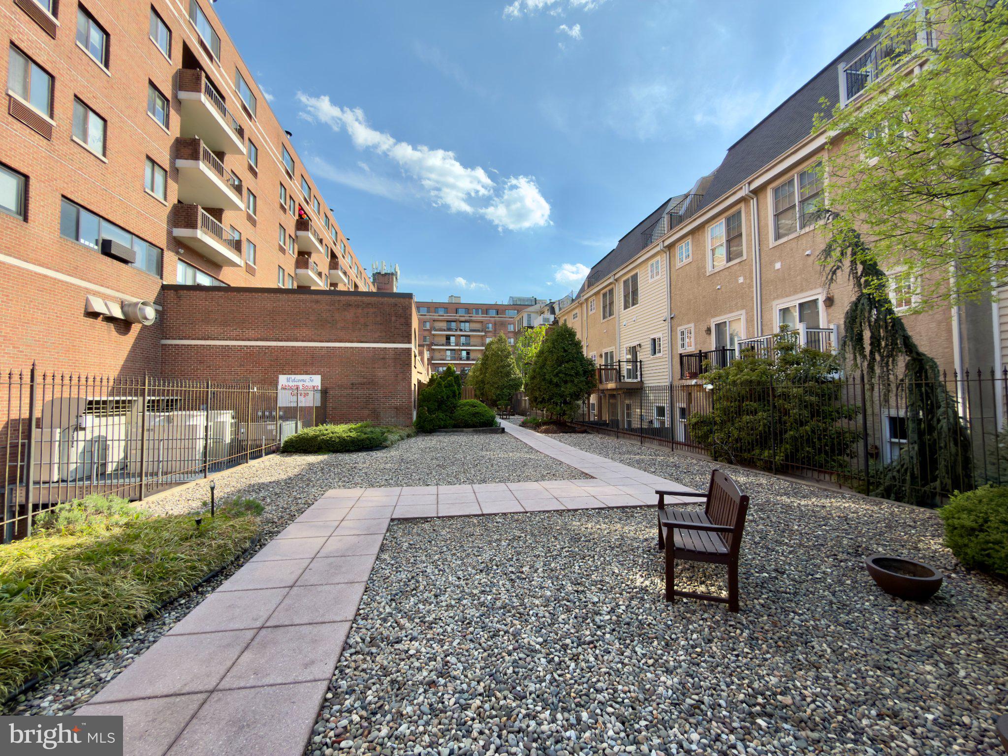QUEEN VILLAGE - Residential