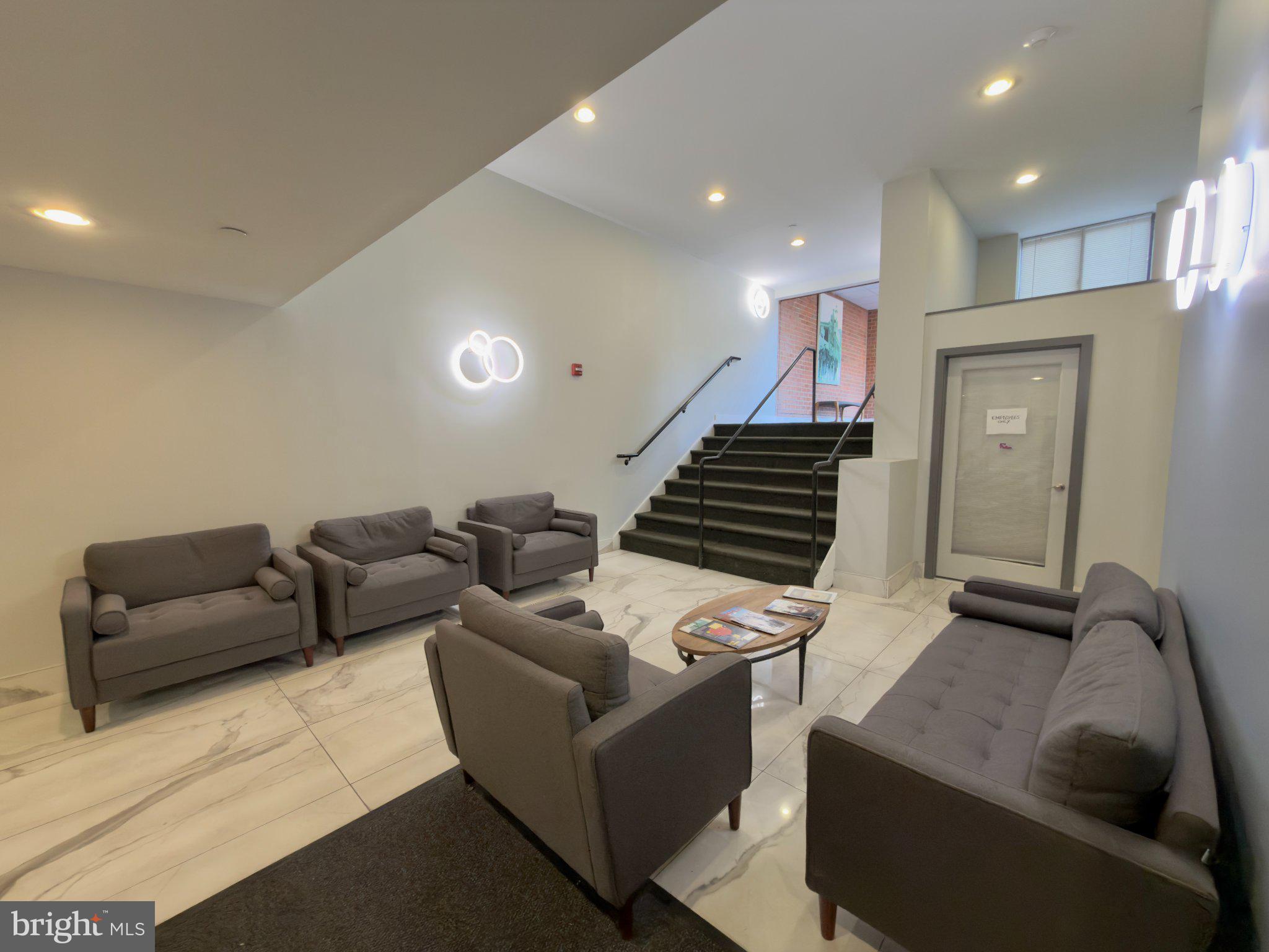 QUEEN VILLAGE - Residential