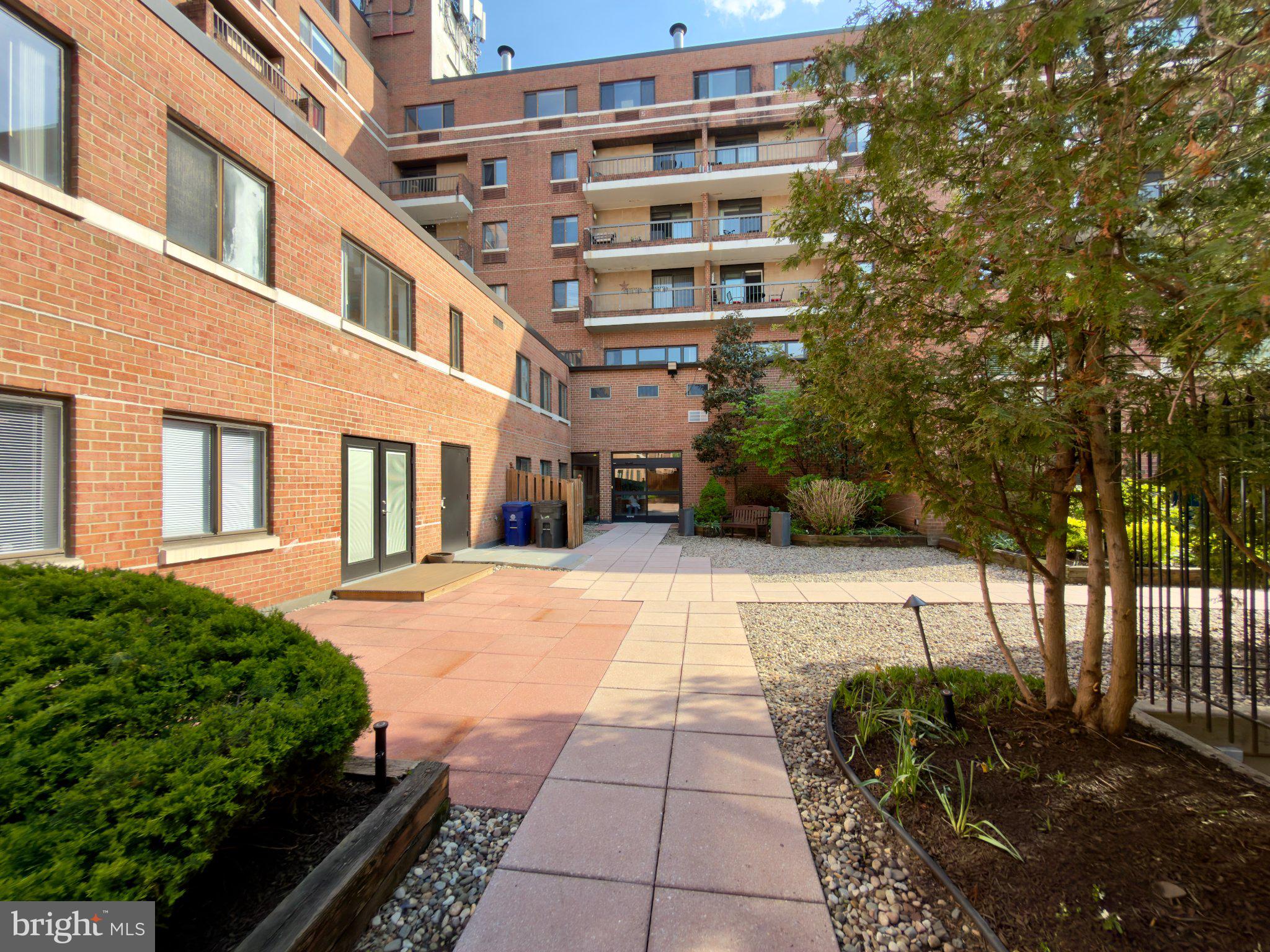 QUEEN VILLAGE - Residential