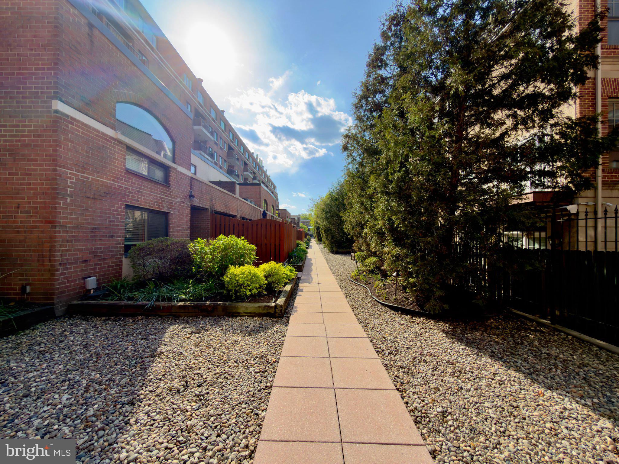 QUEEN VILLAGE - Residential