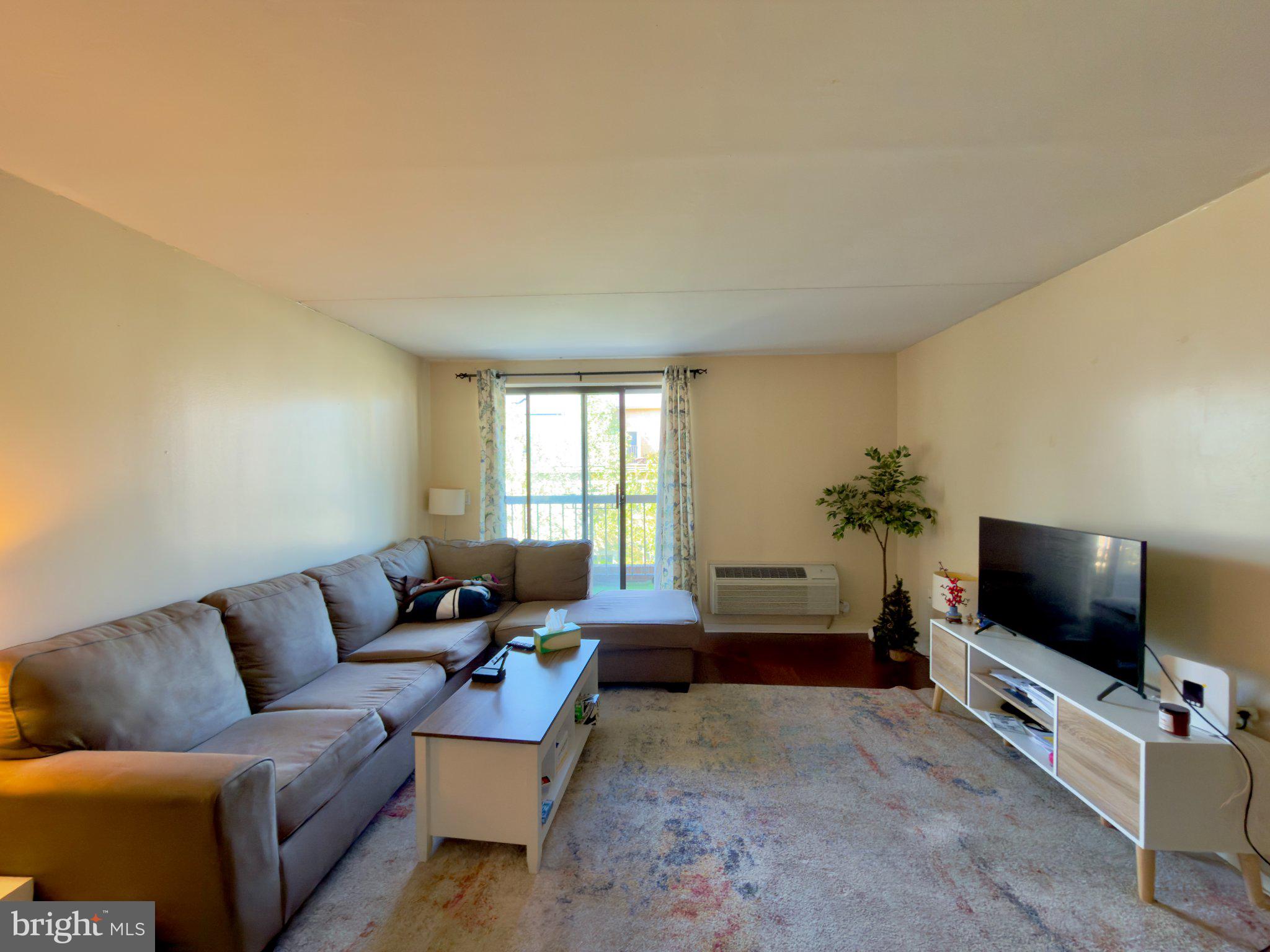 QUEEN VILLAGE - Residential