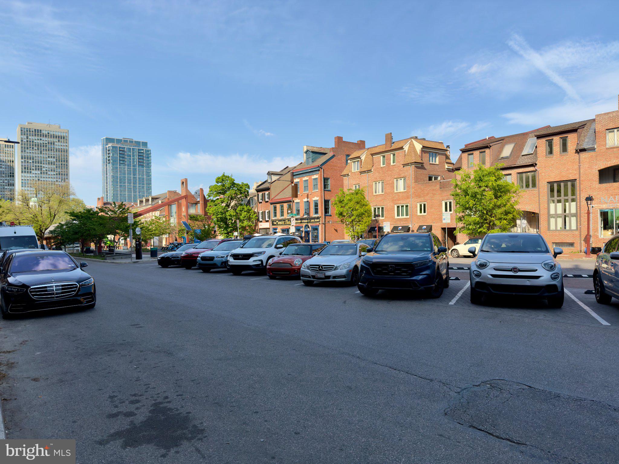 QUEEN VILLAGE - Residential