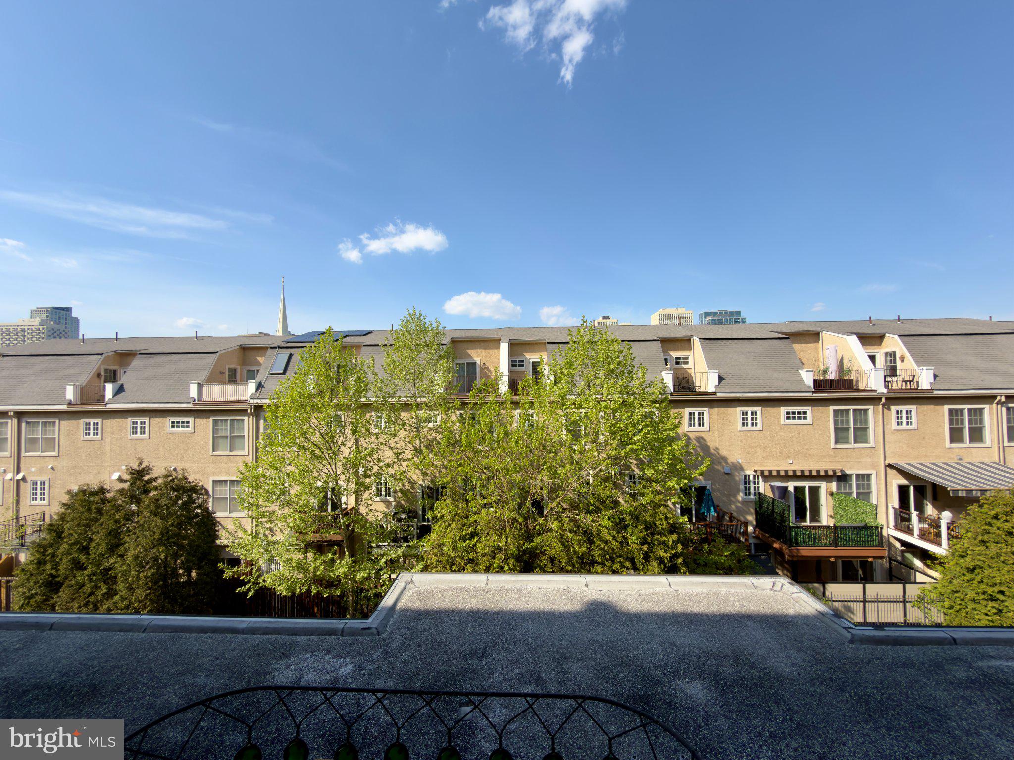 QUEEN VILLAGE - Residential