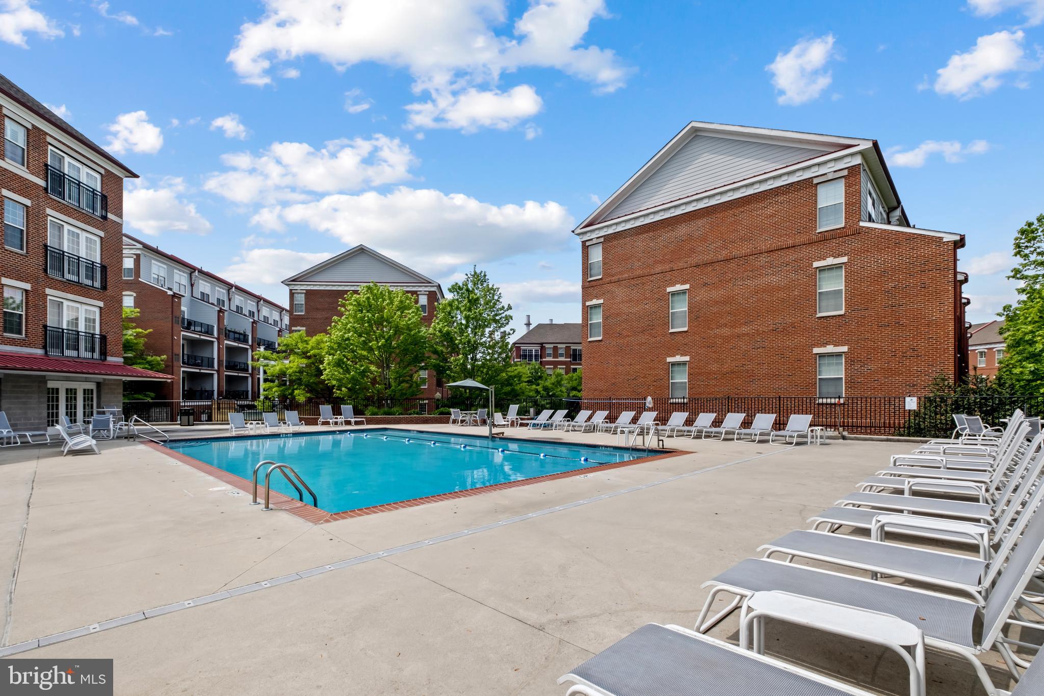 NAVAL SQUARE - Residential Lease