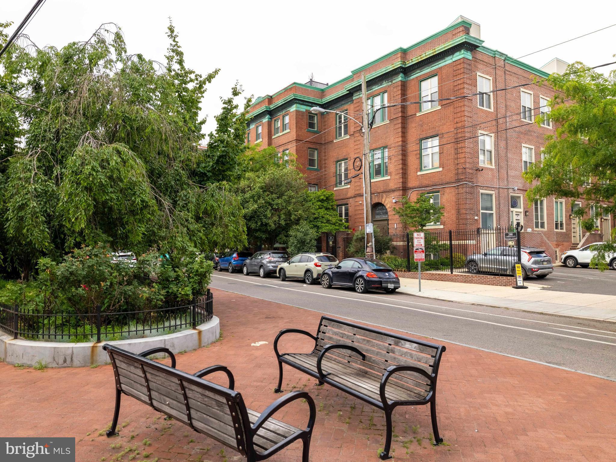 QUEEN VILLAGE - Residential