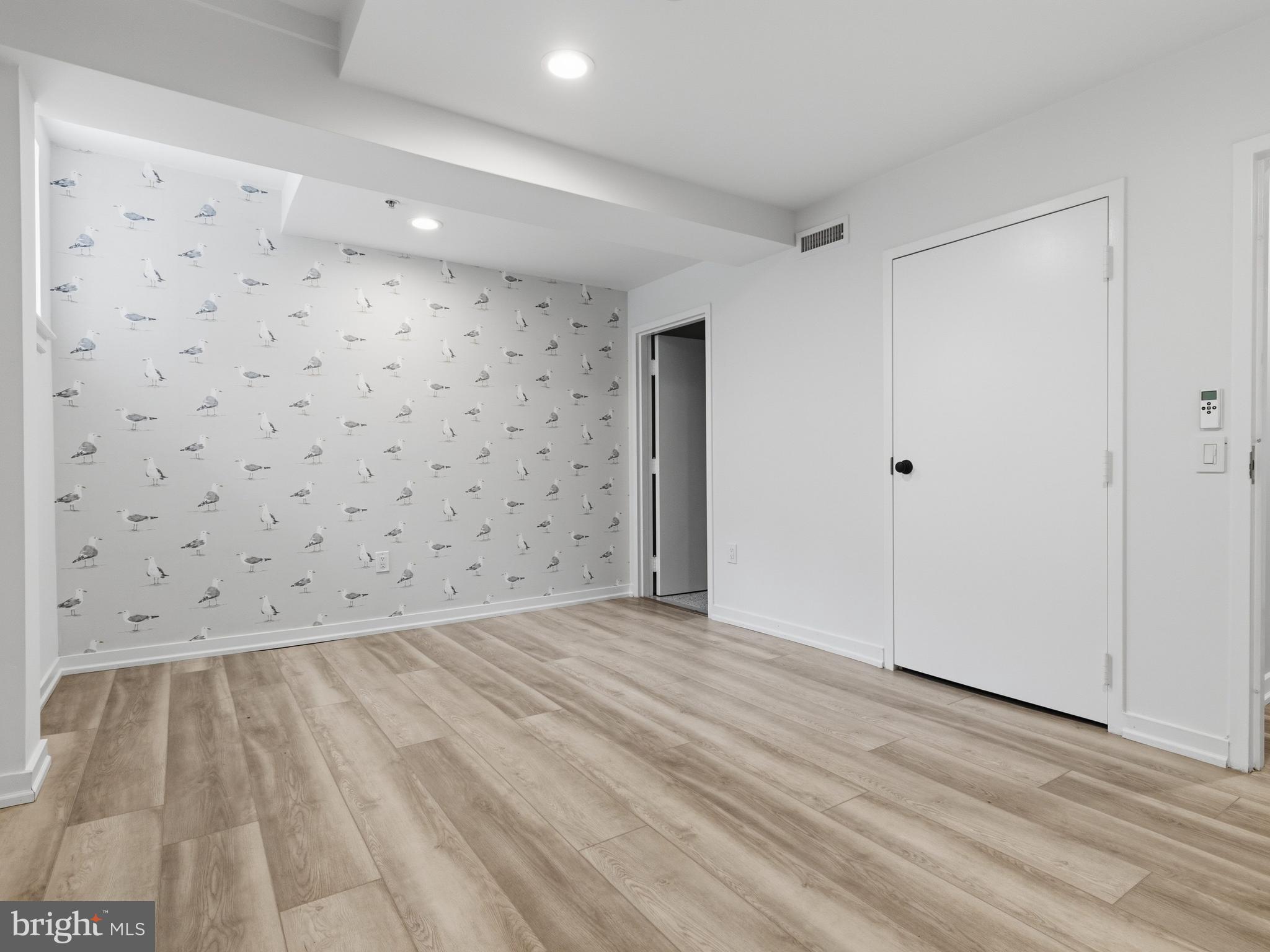 QUEEN VILLAGE - Residential
