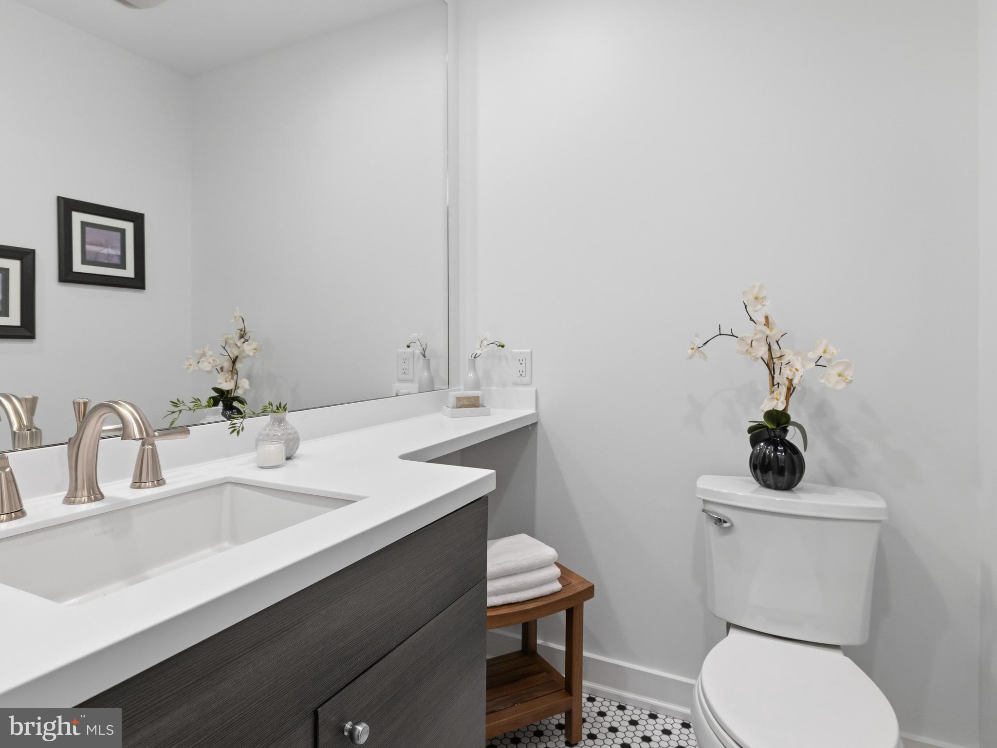 QUEEN VILLAGE - Residential