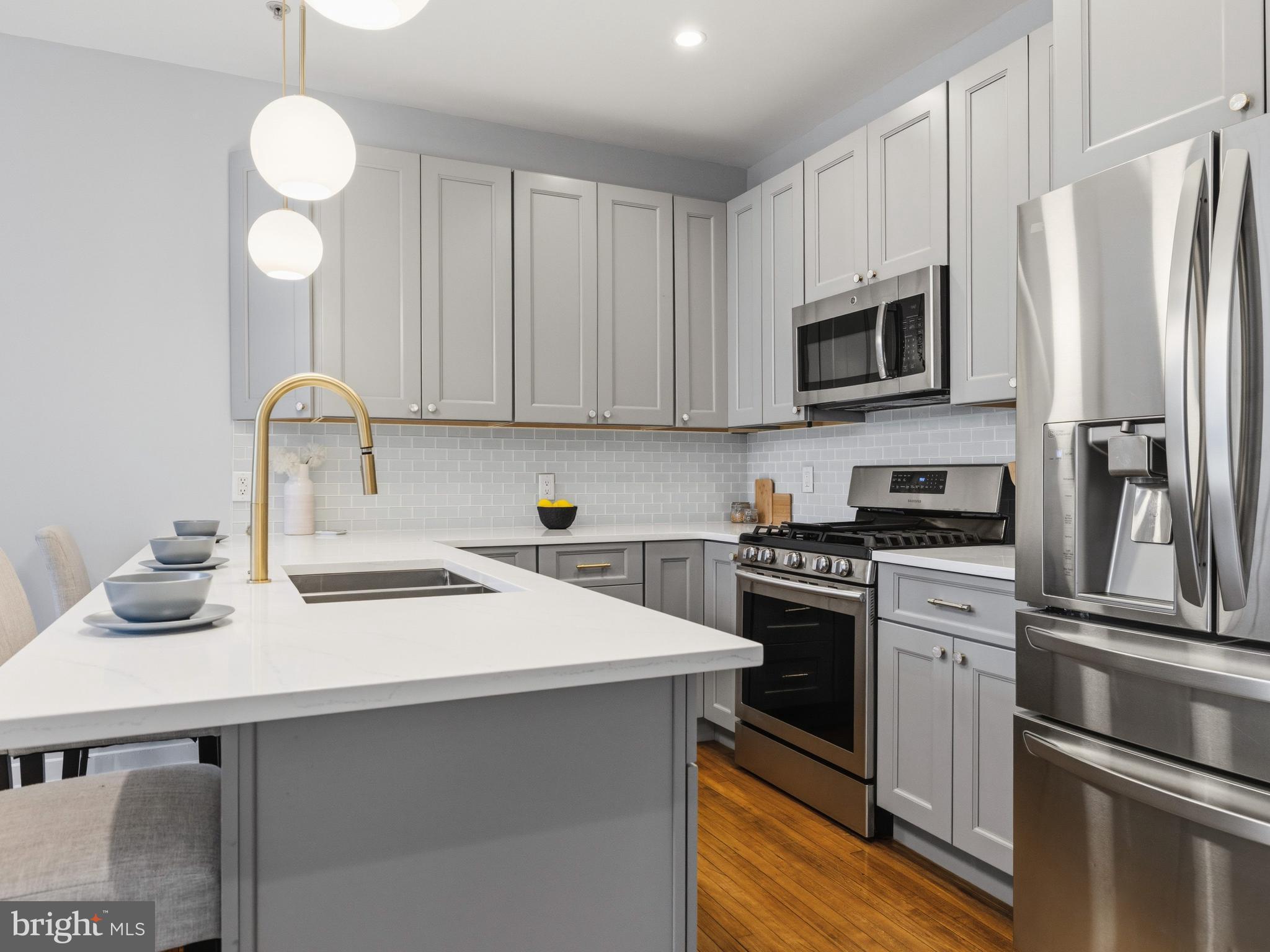 QUEEN VILLAGE - Residential