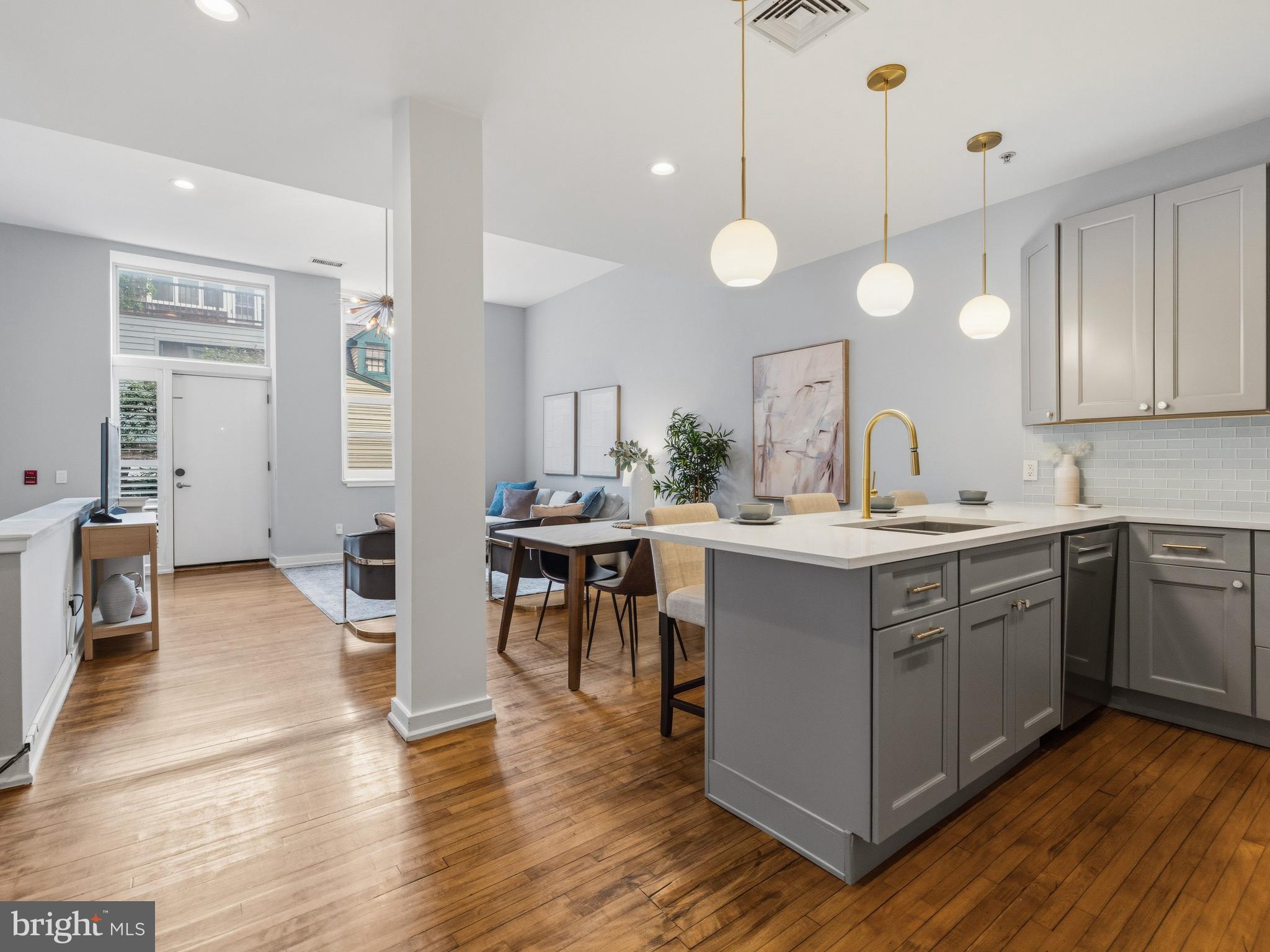 QUEEN VILLAGE - Residential