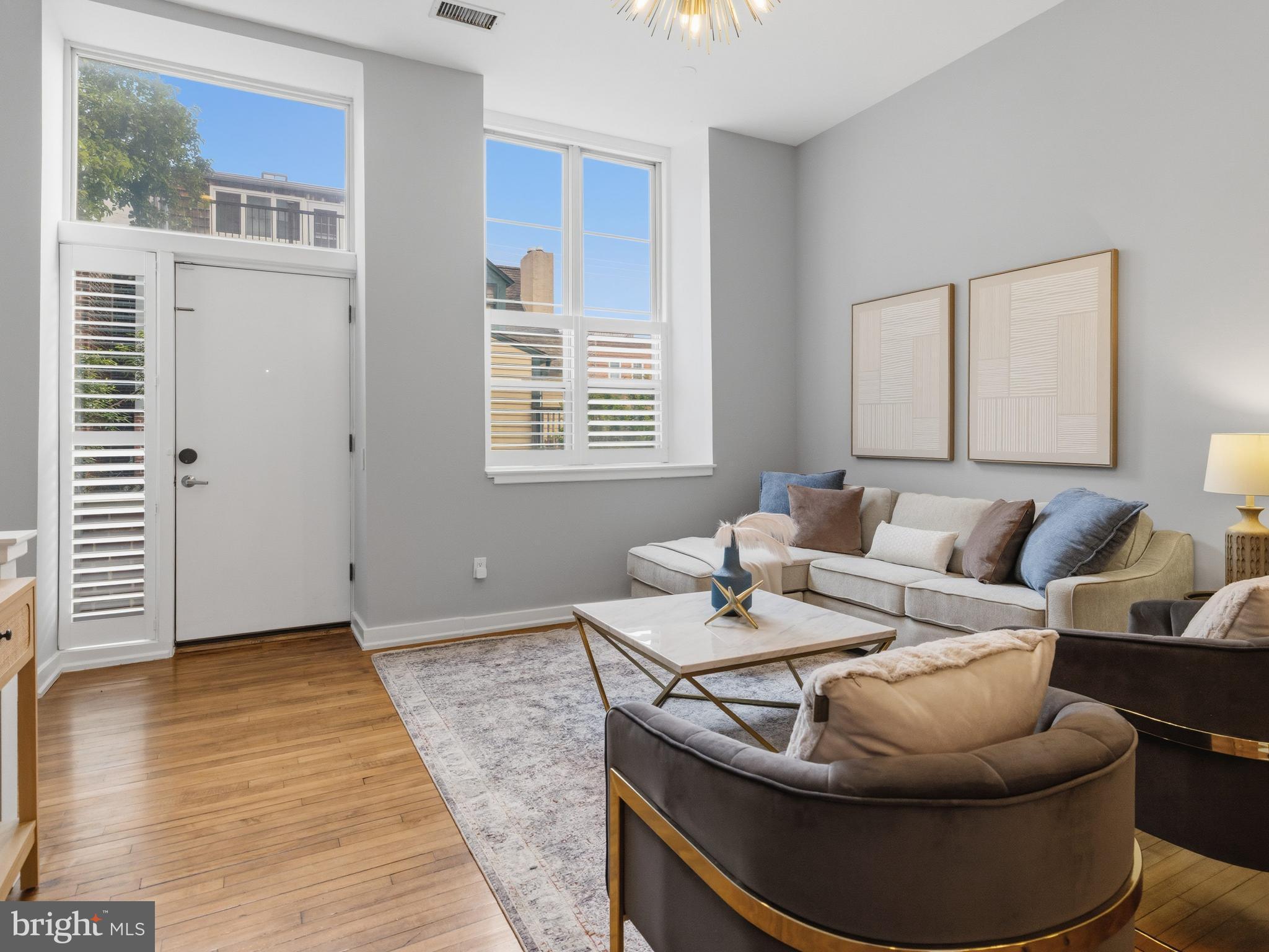 QUEEN VILLAGE - Residential